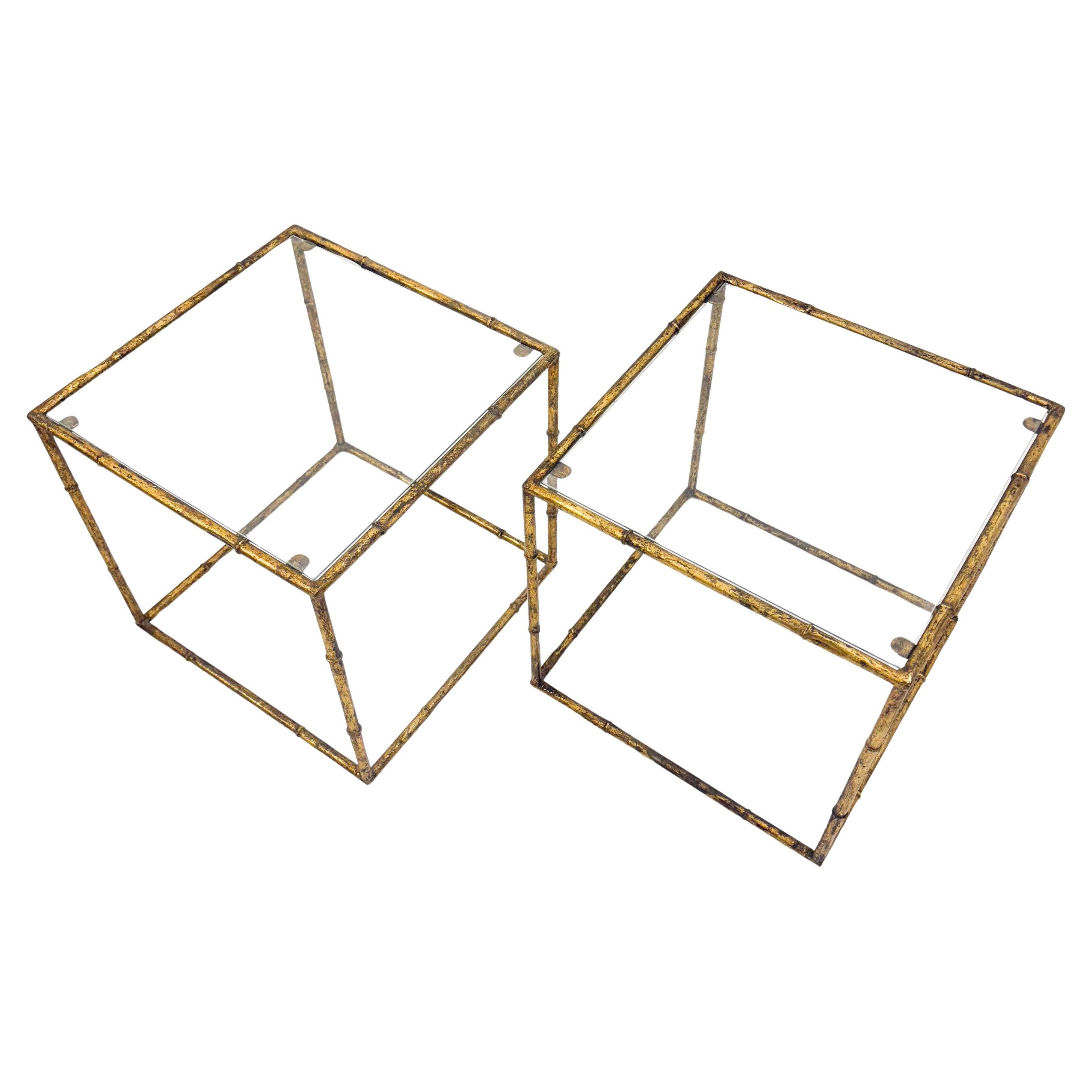 Paire de tables d'appoint en cube de verre et imitation de bambou doré en vente