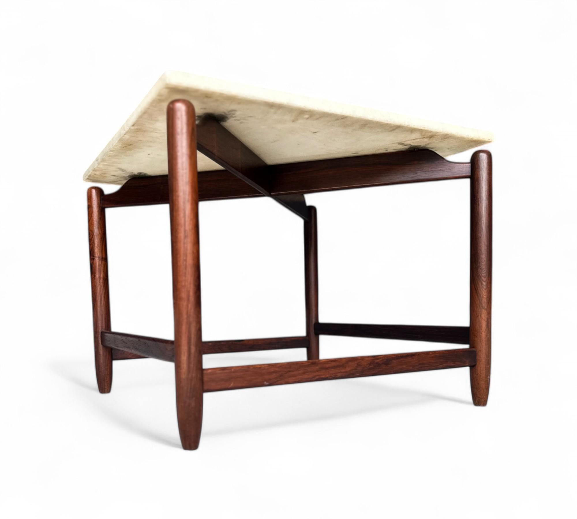 Este hermoso par de mesas auxiliares fue fabricado por Jorge Jabour para Moveis Cantu en Brasil en la década de 1960 y presenta una estructura totalmente de palisandro macizo y una tapa de mármol. Las cuatro patas y las vigas tienen bordes