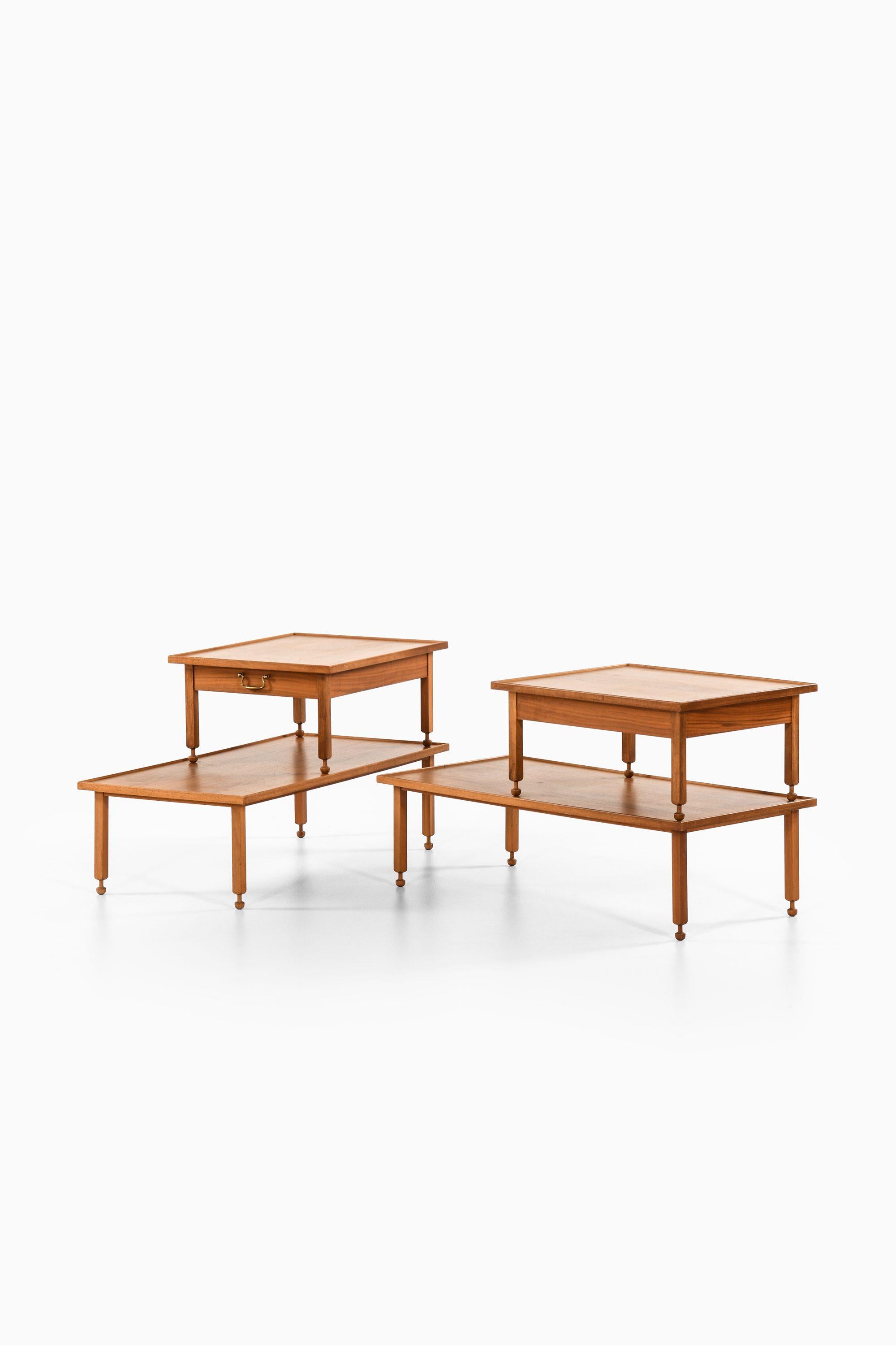 Mid-Century Modern Paire de tables d'appoint en acajou, noyer et laiton par Josef Frank, années 1950 en vente