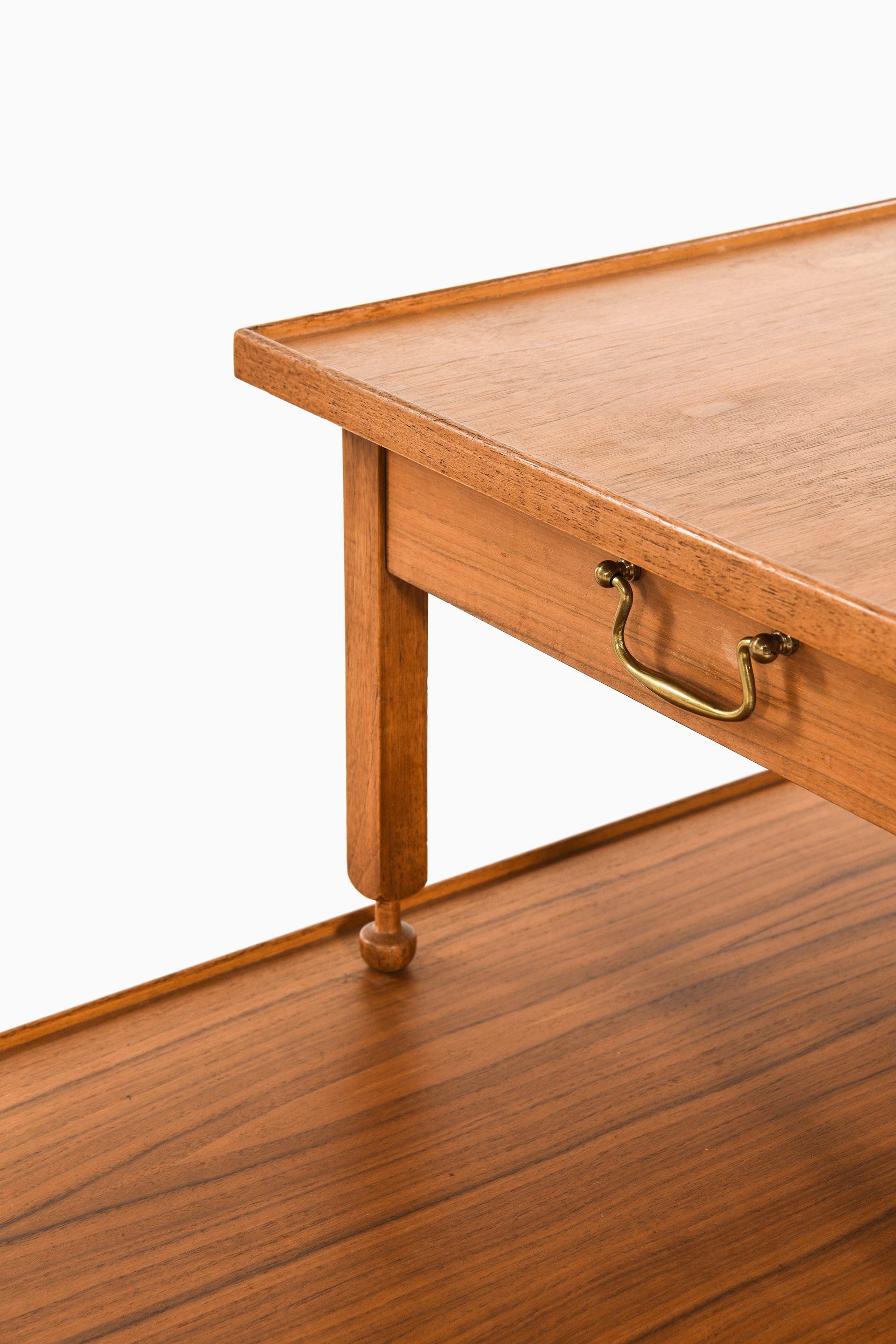 Suédois Paire de tables d'appoint en acajou, noyer et laiton par Josef Frank, années 1950 en vente