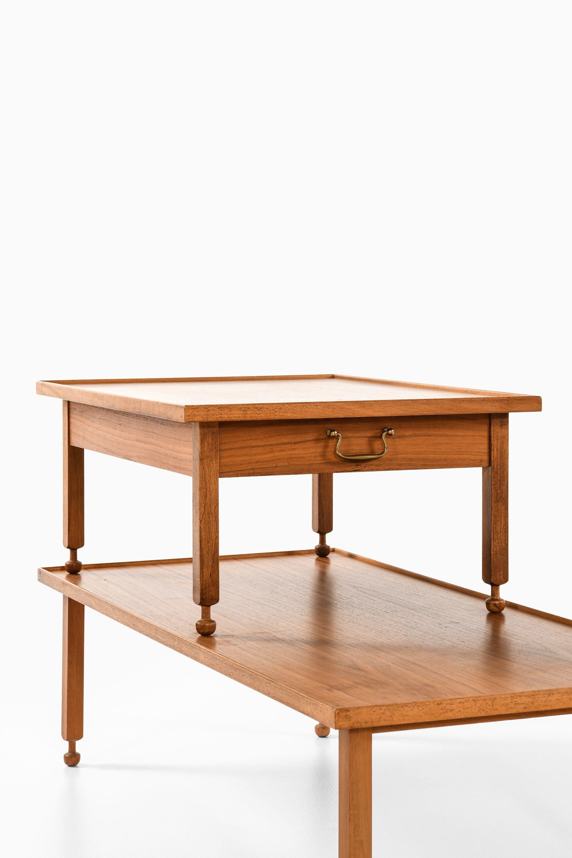 20ième siècle Paire de tables d'appoint en acajou, noyer et laiton par Josef Frank, années 1950 en vente