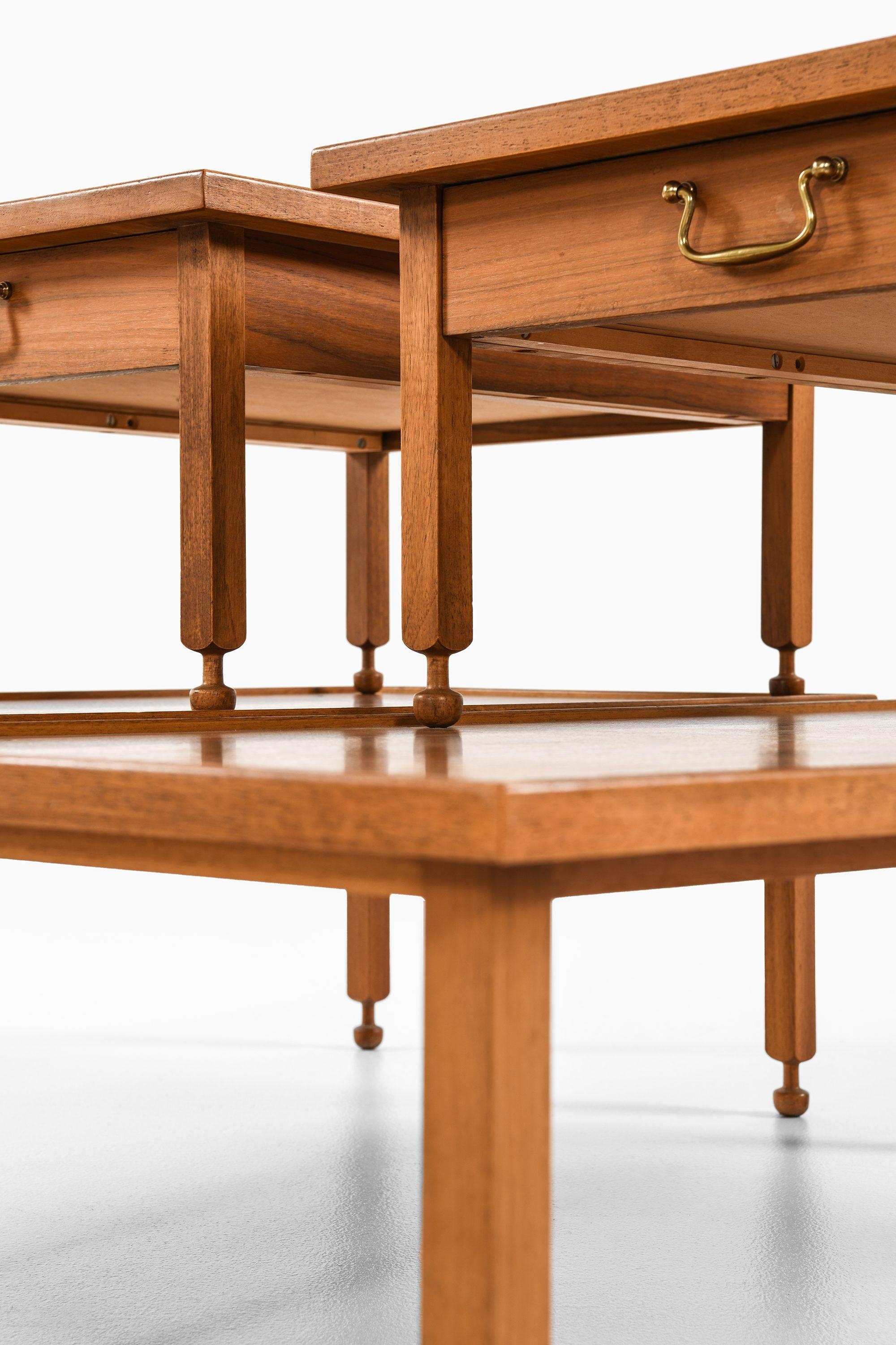 Acajou Paire de tables d'appoint en acajou, noyer et laiton par Josef Frank, années 1950 en vente