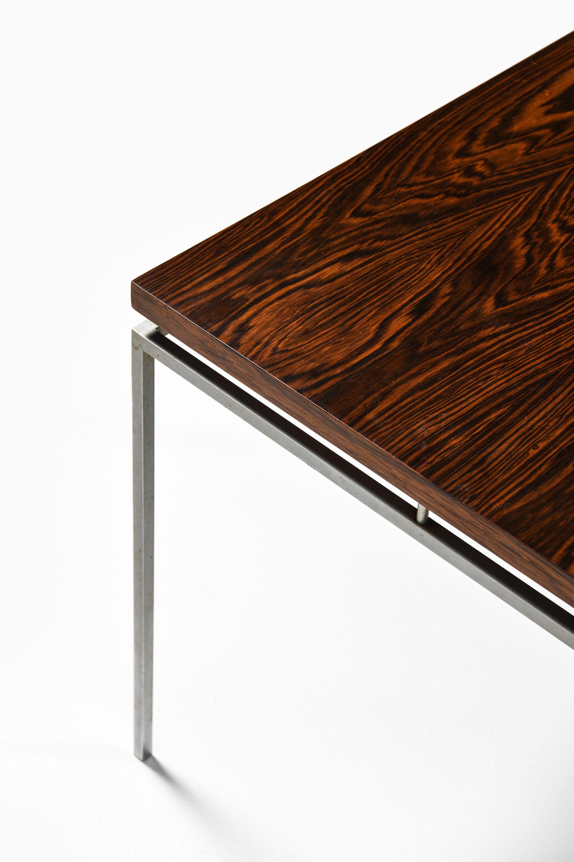 Danois Paire de tables d'appoint en bois de rose et Steele par Knud Joos, années 1950 en vente