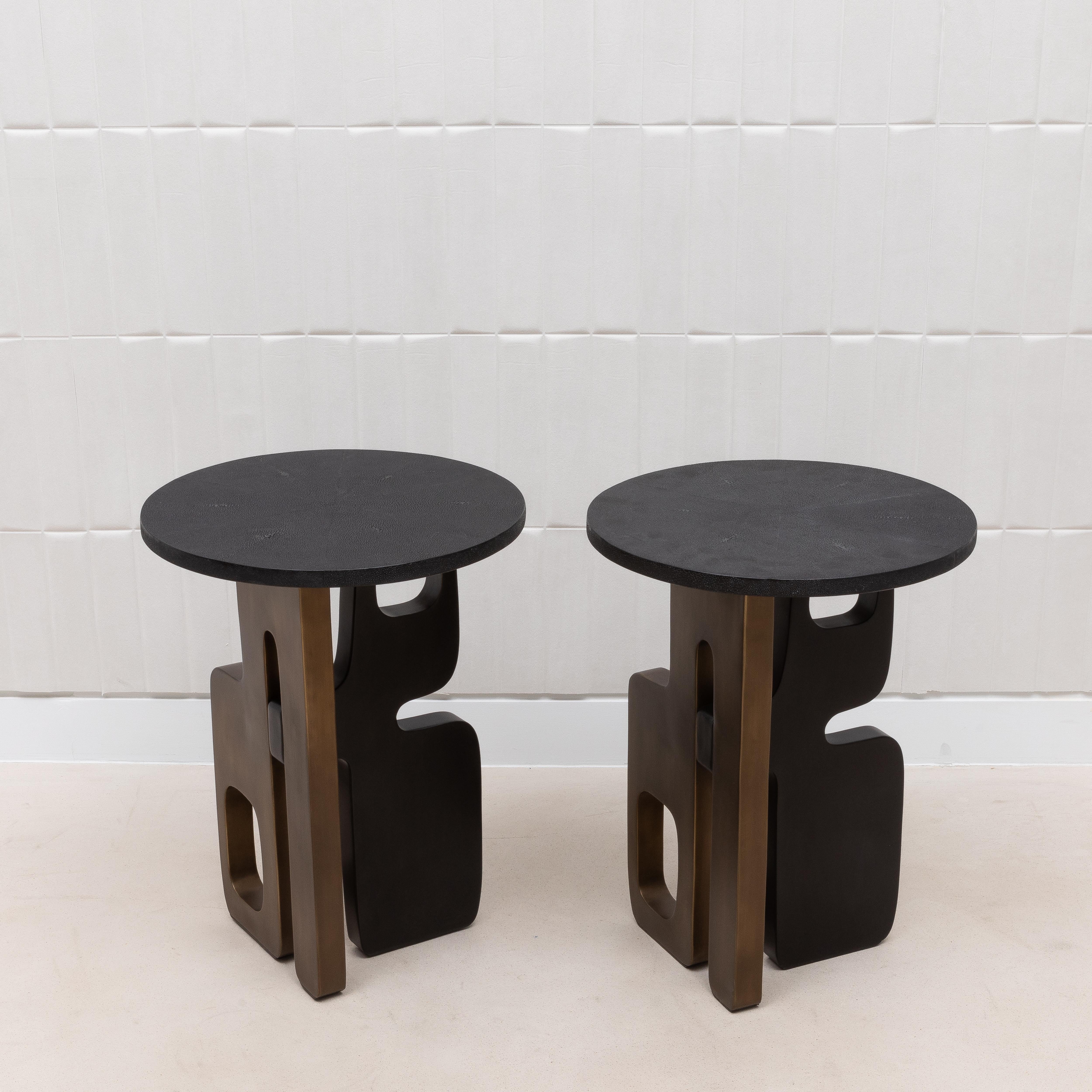 Beistelltische aus Chagrinleder mit Patina und schwarzem Messing von Kifu Paris, Paar (Art déco) im Angebot