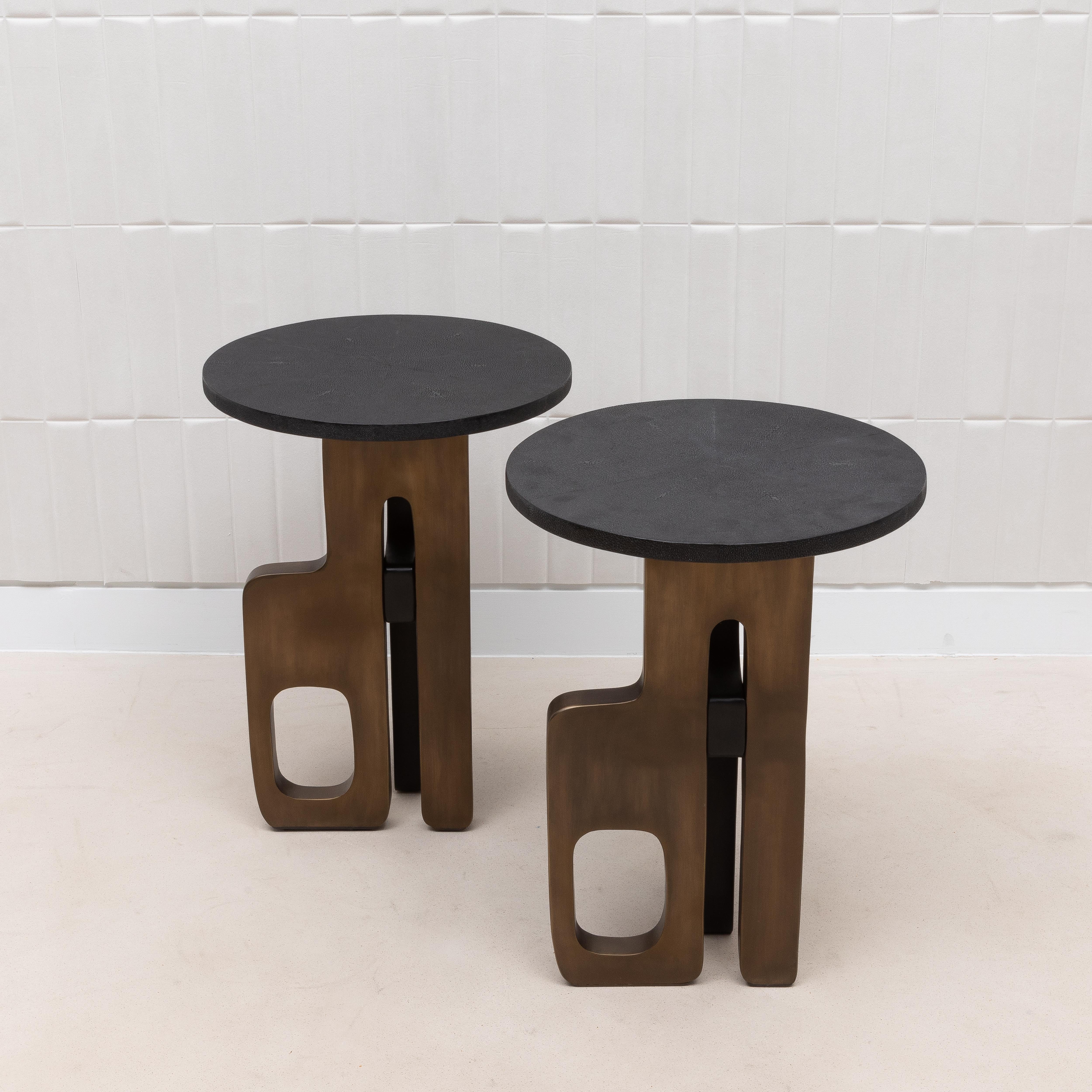 Beistelltische aus Chagrinleder mit Patina und schwarzem Messing von Kifu Paris, Paar (Philippinisch) im Angebot