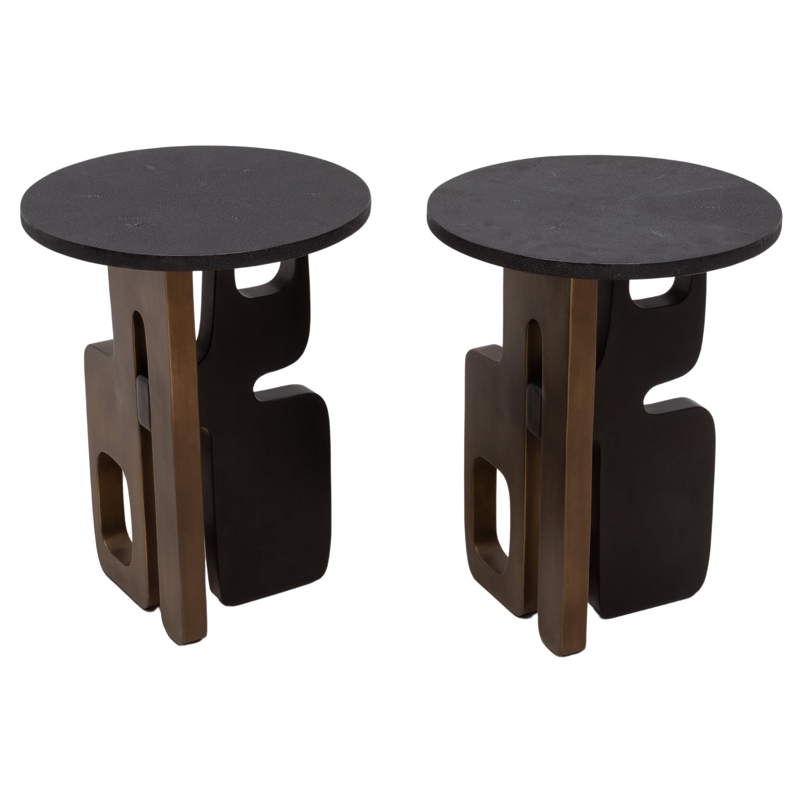 Beistelltische aus Chagrinleder mit Patina und schwarzem Messing von Kifu Paris, Paar im Angebot