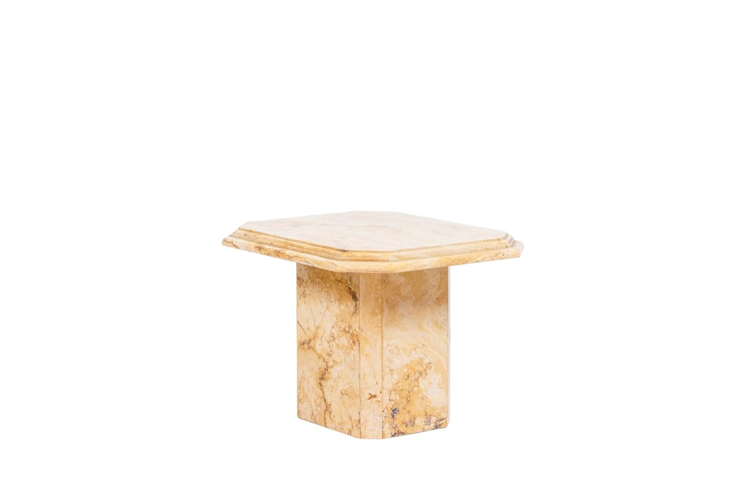 Pair of side tables – or side tables – in Sienna marble, yellow ocher colour. Hexagonal and bevelled top, resting on a square-shaped base with cut sides.

Italian work realized in the 1970s.