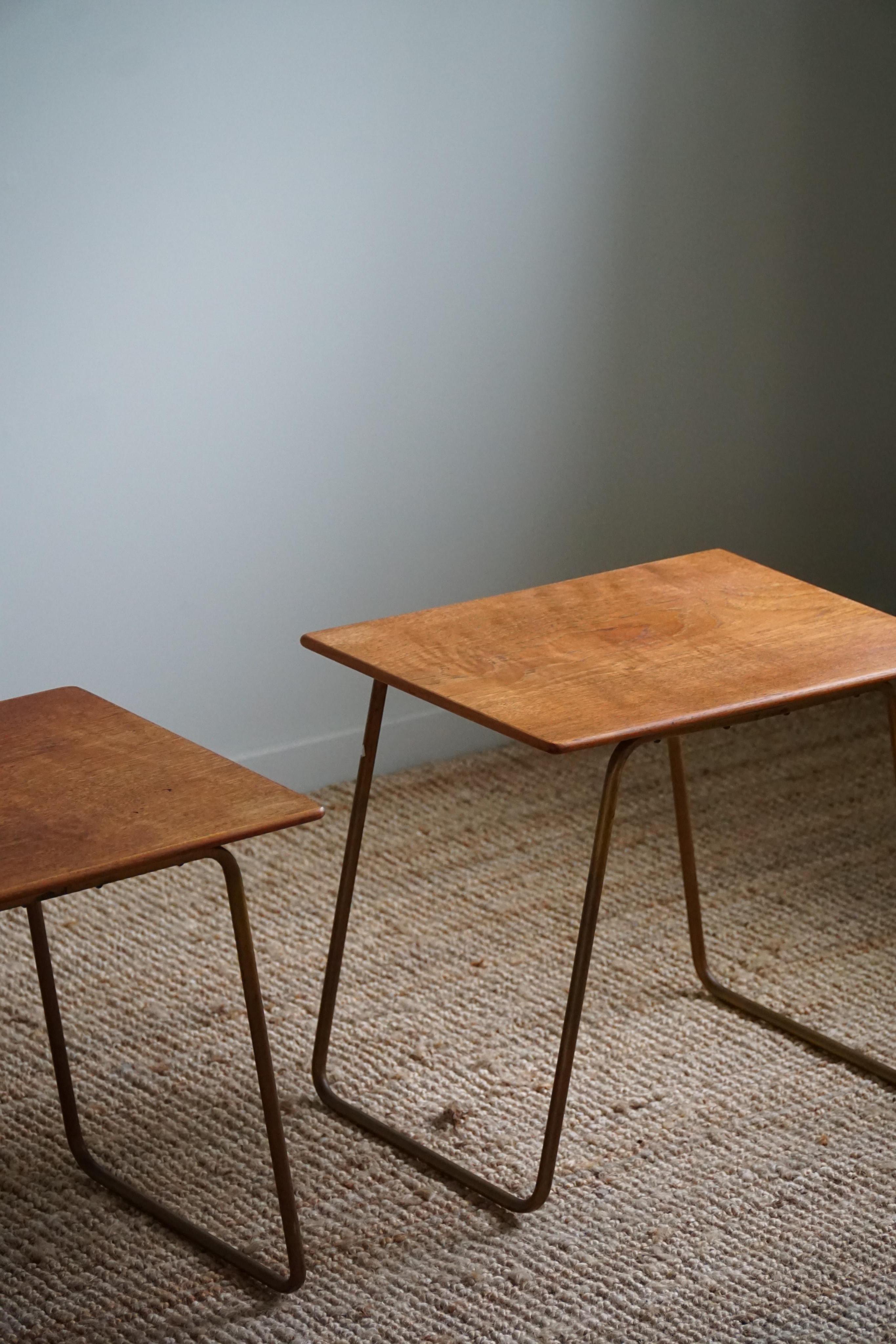 20ième siècle Paire de tables d'appoint danoises en teck et acier, milieu du siècle dernier, années 1960 en vente