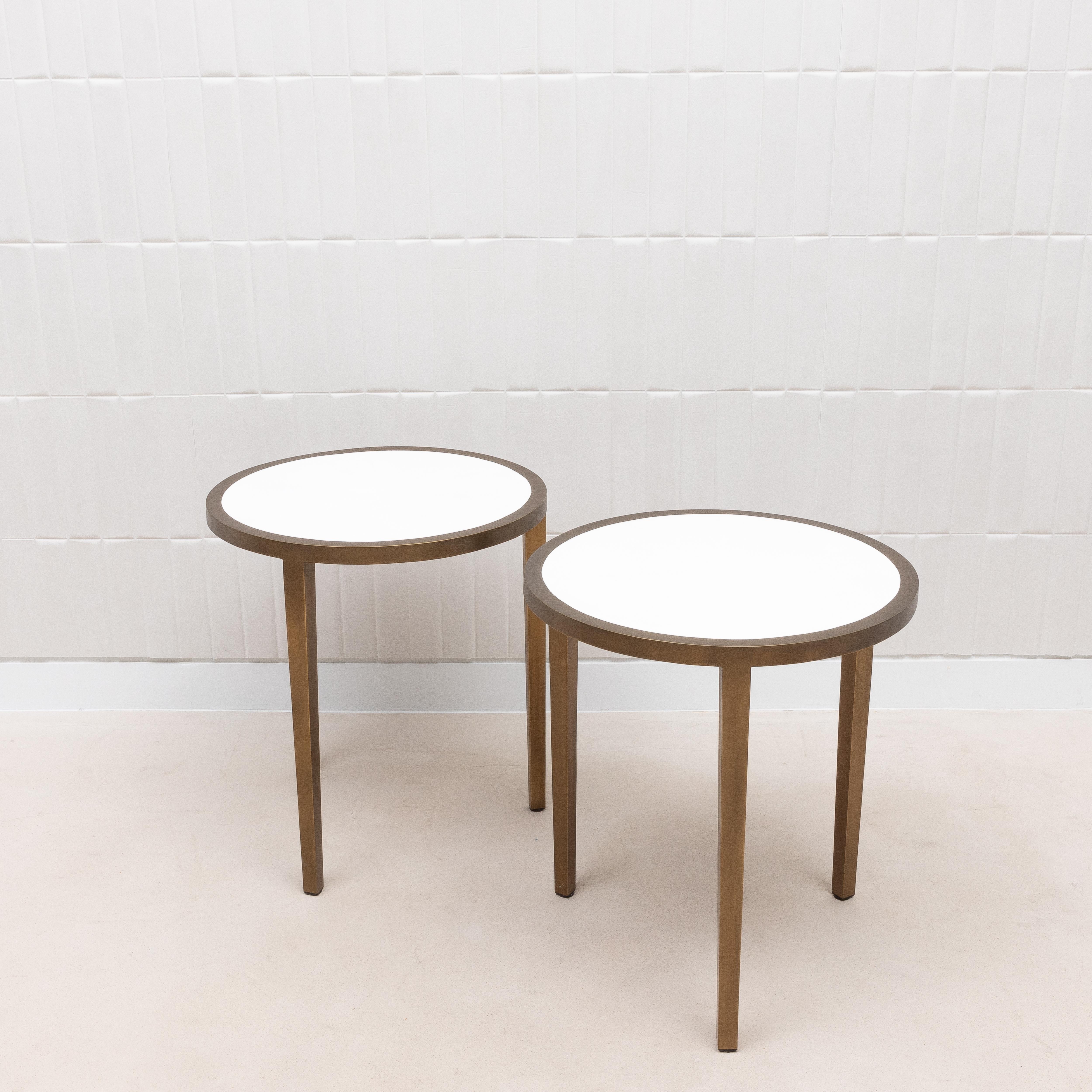 Este exquisito par de mesas auxiliares de R&Y Augousti es el epítome de la lujosa sencillez, diseñadas para ser una declaración de refinada elegancia en cualquier ambiente sofisticado. Las tapas, fabricadas con el mejor shagreen blanco, irradian un