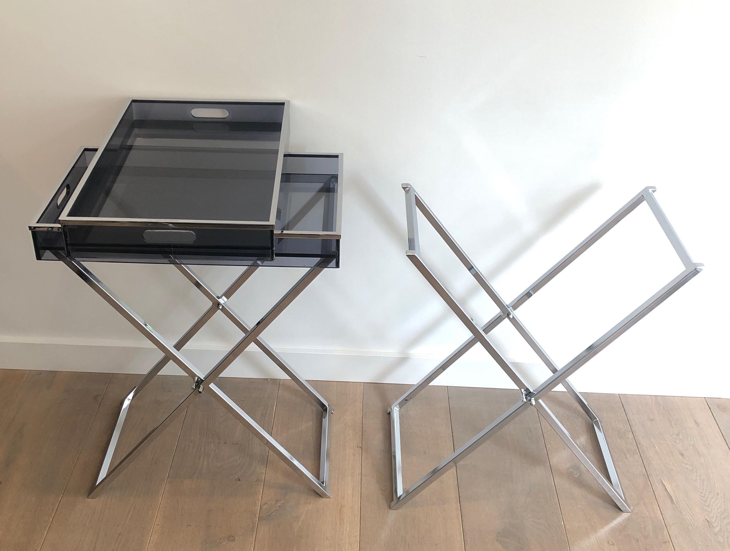 Pair of Side Tables made of Folding Chrome Bases with Blueish Lucite Tops In Good Condition For Sale In Marcq-en-Barœul, Hauts-de-France