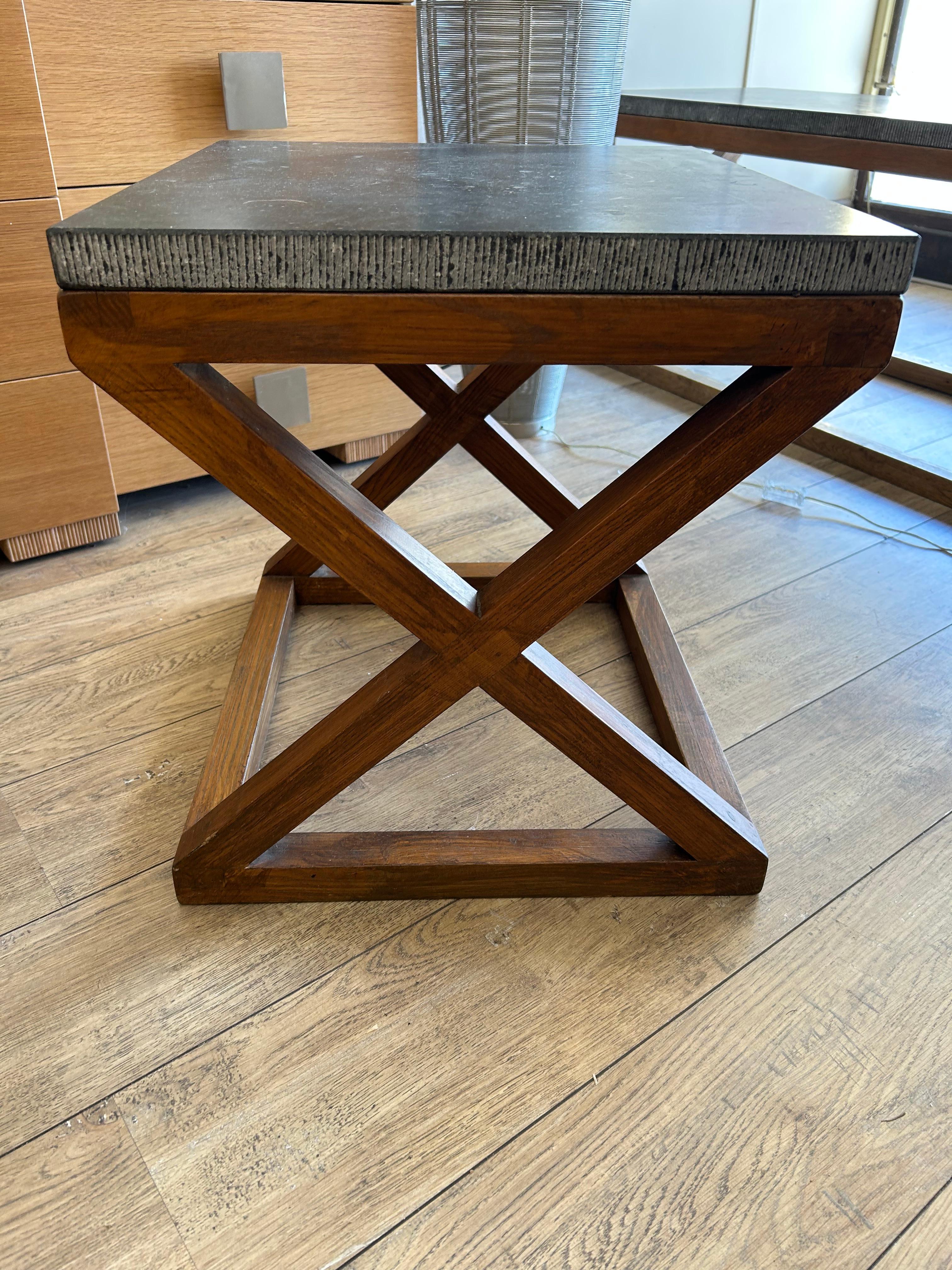 Travail du bois Paire de tables d'appoint, plateau en marbre, 20e siècle en vente