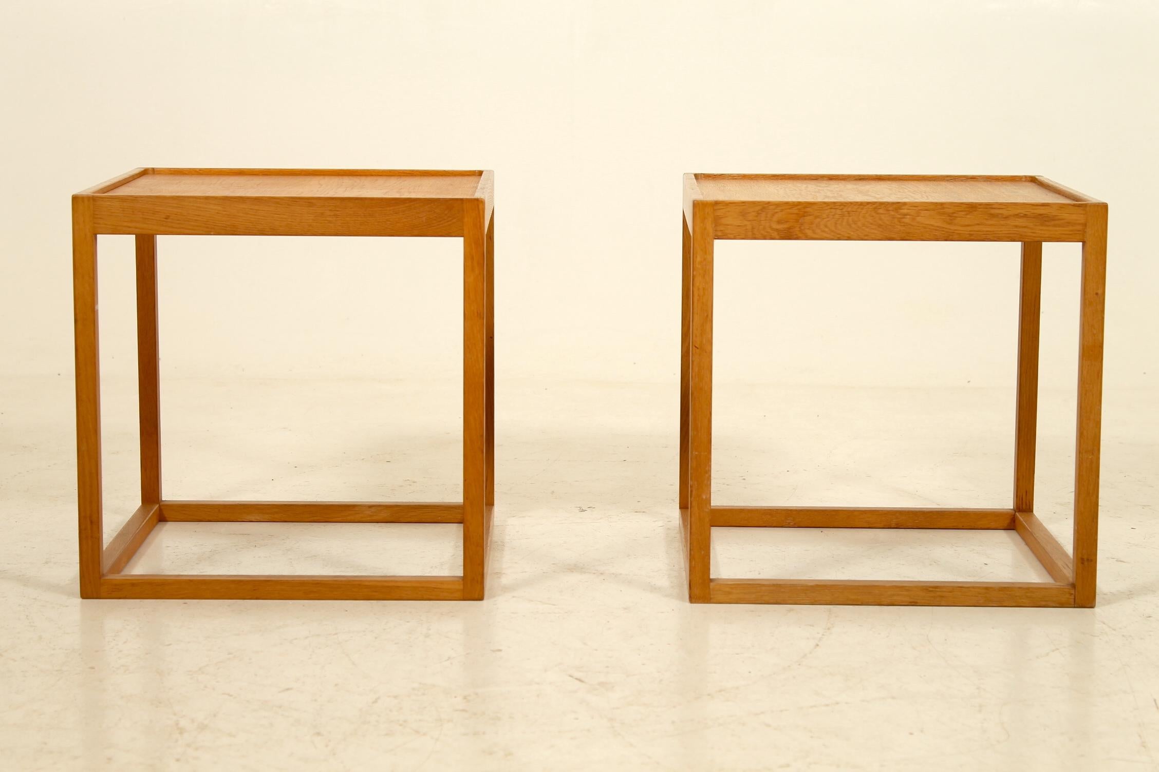 Paire de tables d'appoint en chêne, tables de chevet ou tables de lampe. Bel exemple de design danois minimaliste du milieu des années 1960.
Conçu par Kurt Østervig et fabriqué par Jason Møbler, Danemark.