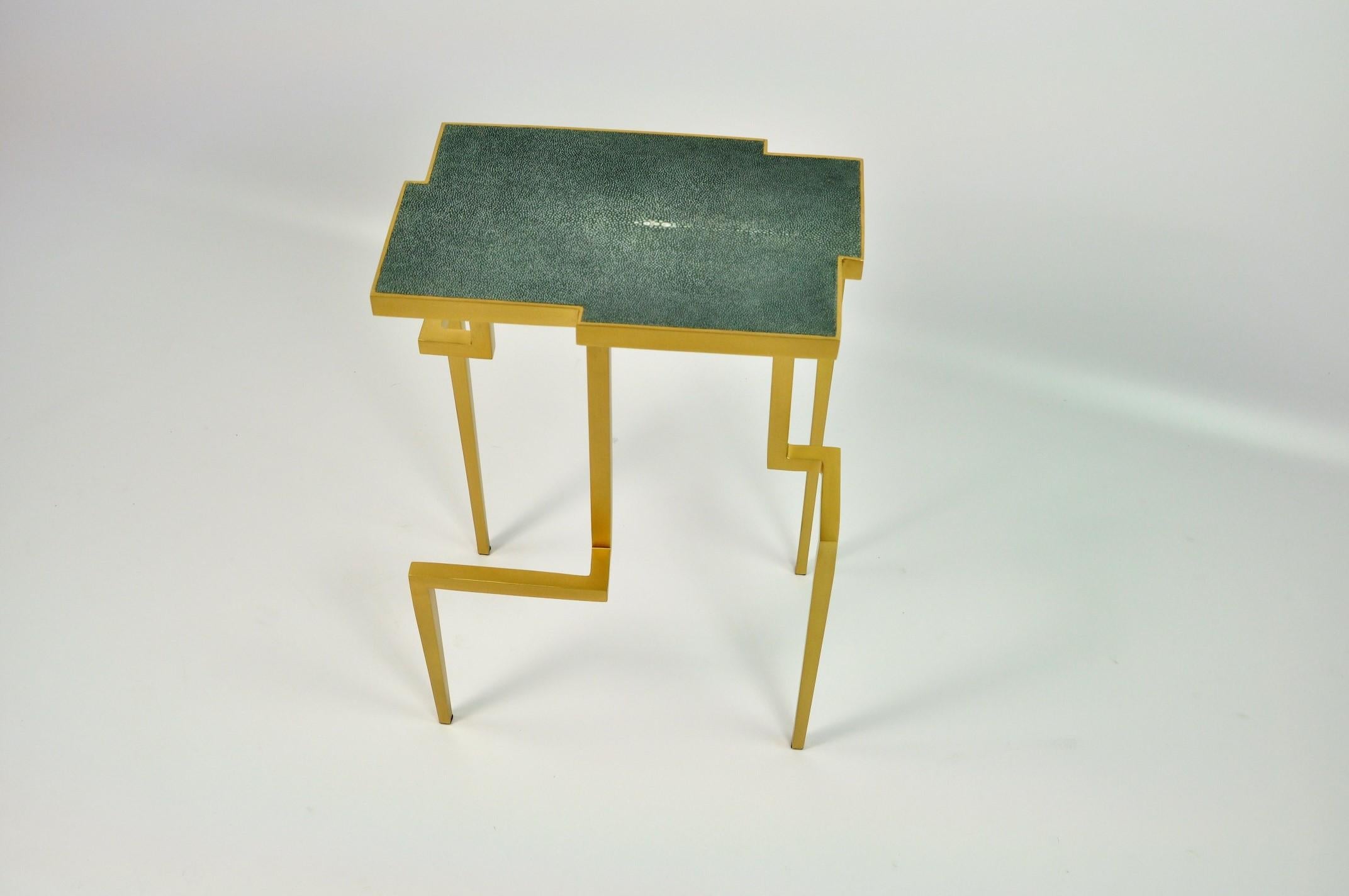 The PIXEL side table is made of solid brass with a genuine shagreen top in a nice jungle green color.
The brass has been brushed to give a modern and soft aspect.
This side table is very versatile and can be placed anywhere in small or large room,