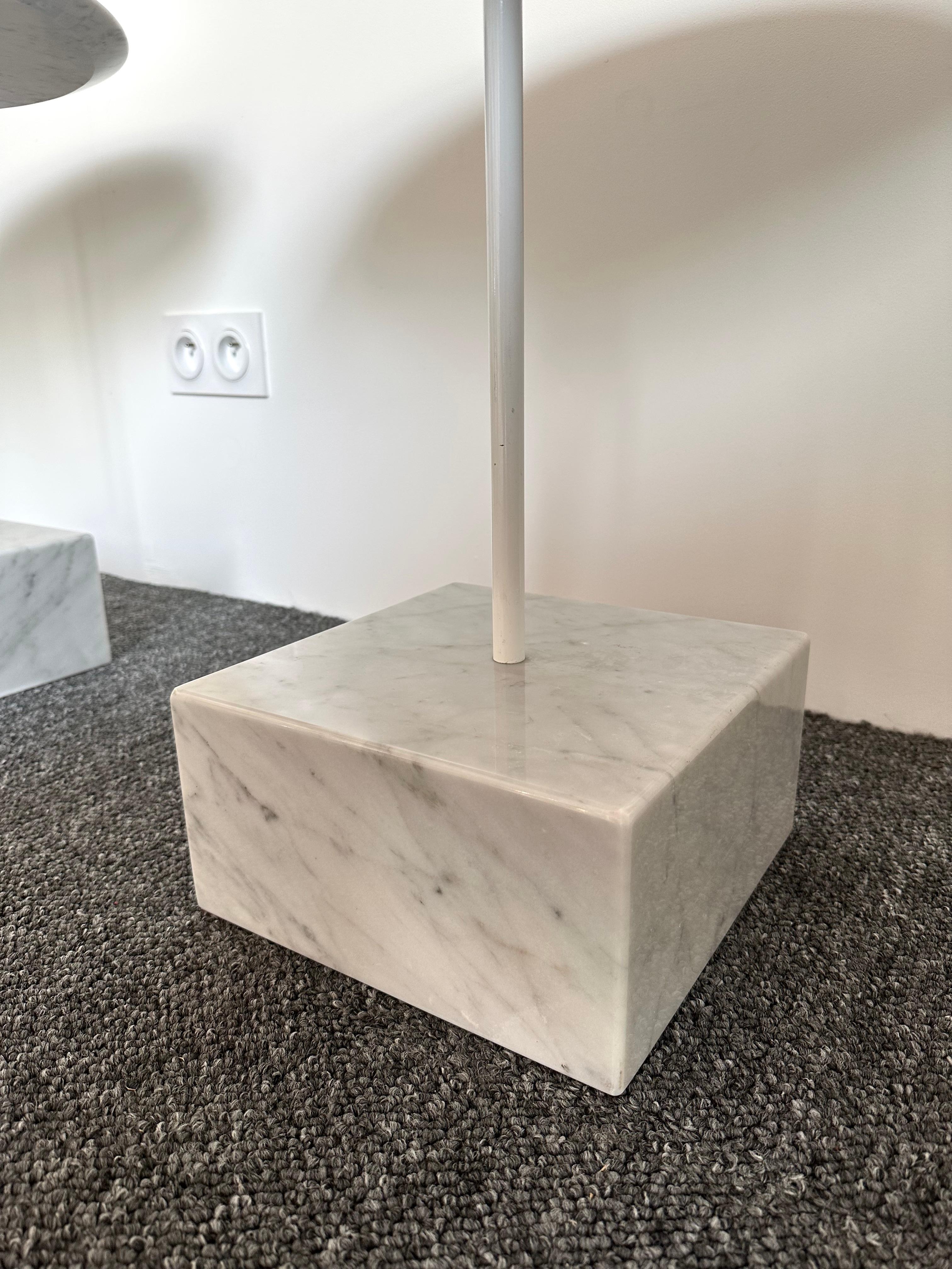 Iconica coppia di tavolini da comodino o gueridon modello Primavera del designer italiano fondatore del Memphis Group Ettore Sottsass per la manifattura Ultima Edizione. Pochi i membri del Memphis Group Michele De Lucchi, Matteo Thun, Marco Zanini,