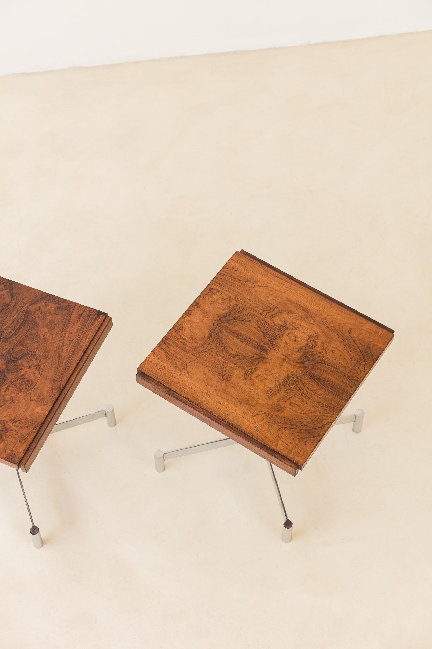 Pareja de Mesas Auxiliares, Tablero Veeners de Palo de Rosa y Pies Cromados, Diseñador Desconocido en venta 1