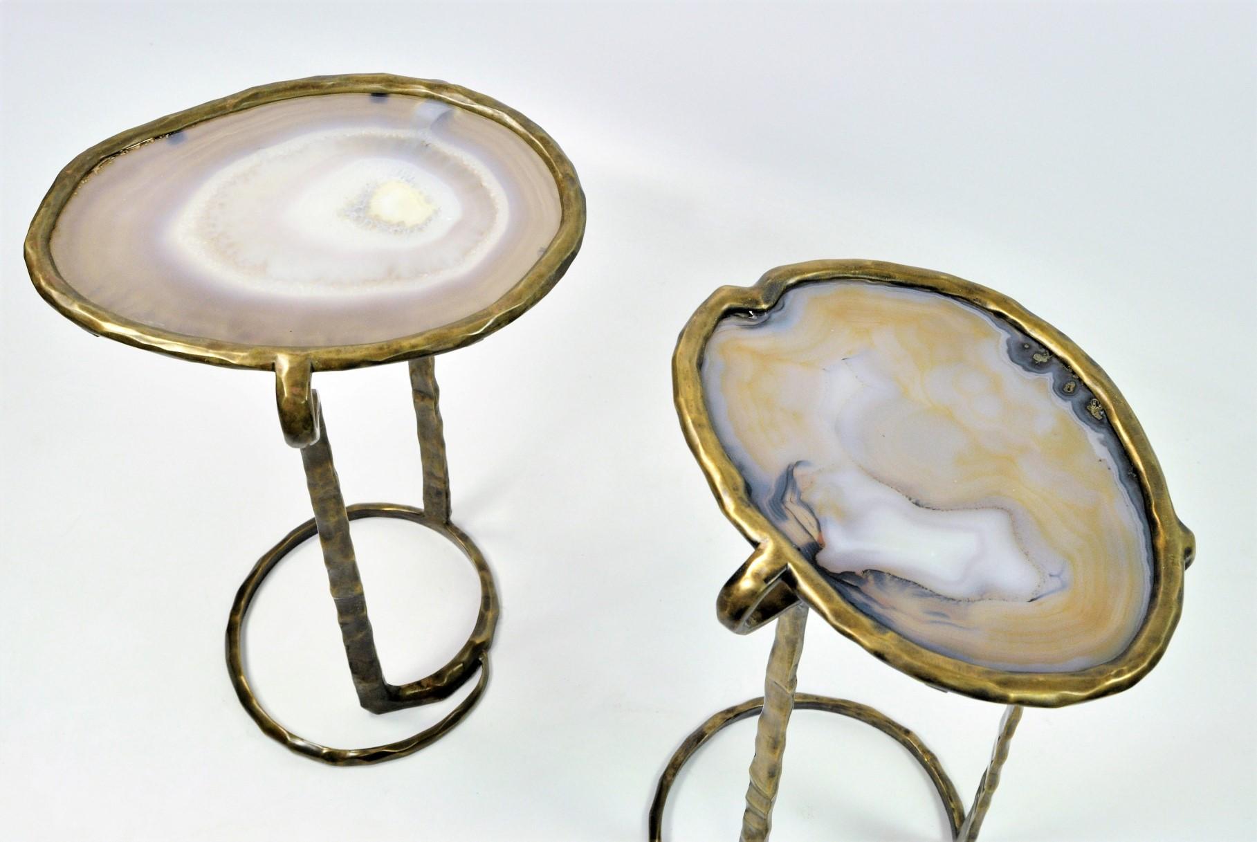 The SERPENT side tables are unique pieces made of lost wax cast brass patinated in bronze with a beautiful large agate slice top.
The brass has been casted around the agate slice to fit perfectly its natural shape.
The natural agate gives a real