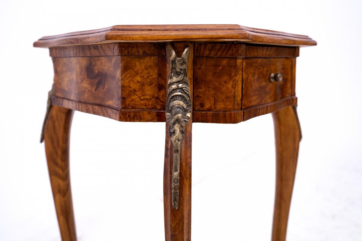 Walnut Pair of side tables, Western Europe, 2nd half of the 20th century.