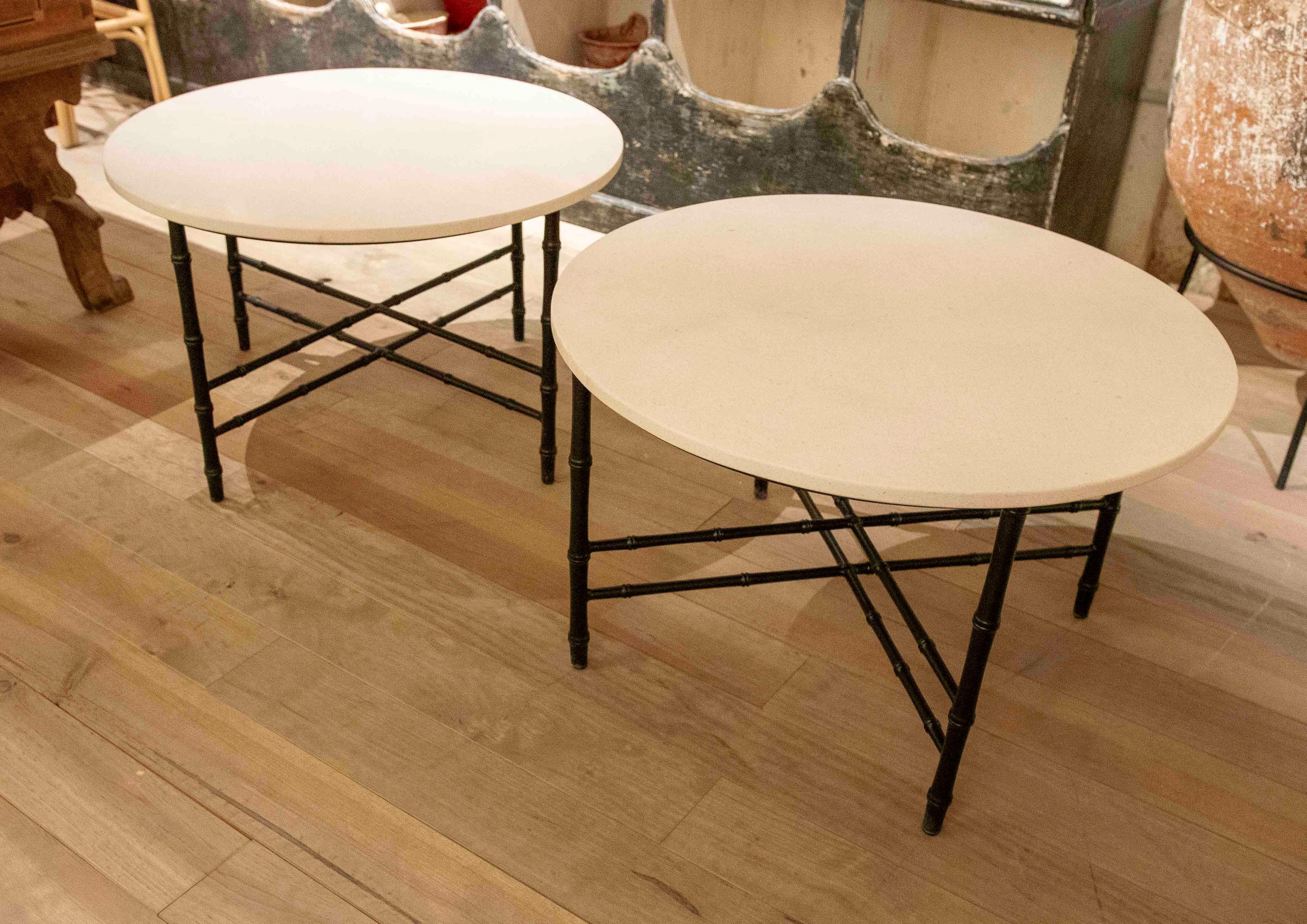 Paire de tables d'appoint avec pieds en fer imitation bambou et plateau en marbre calcaire en vente 5