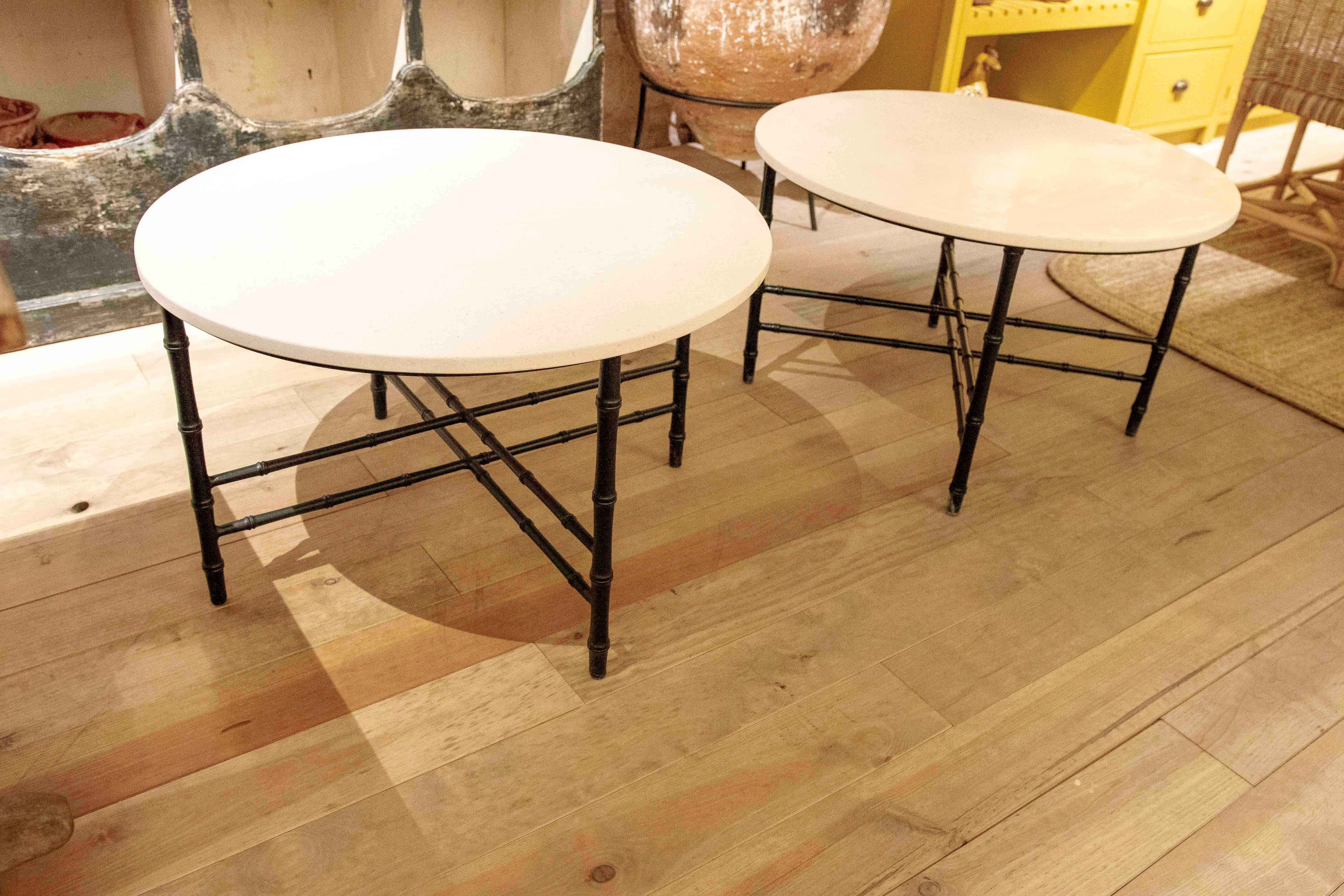 Paire de tables d'appoint avec pieds en fer imitation bambou et plateau en marbre calcaire en vente 6