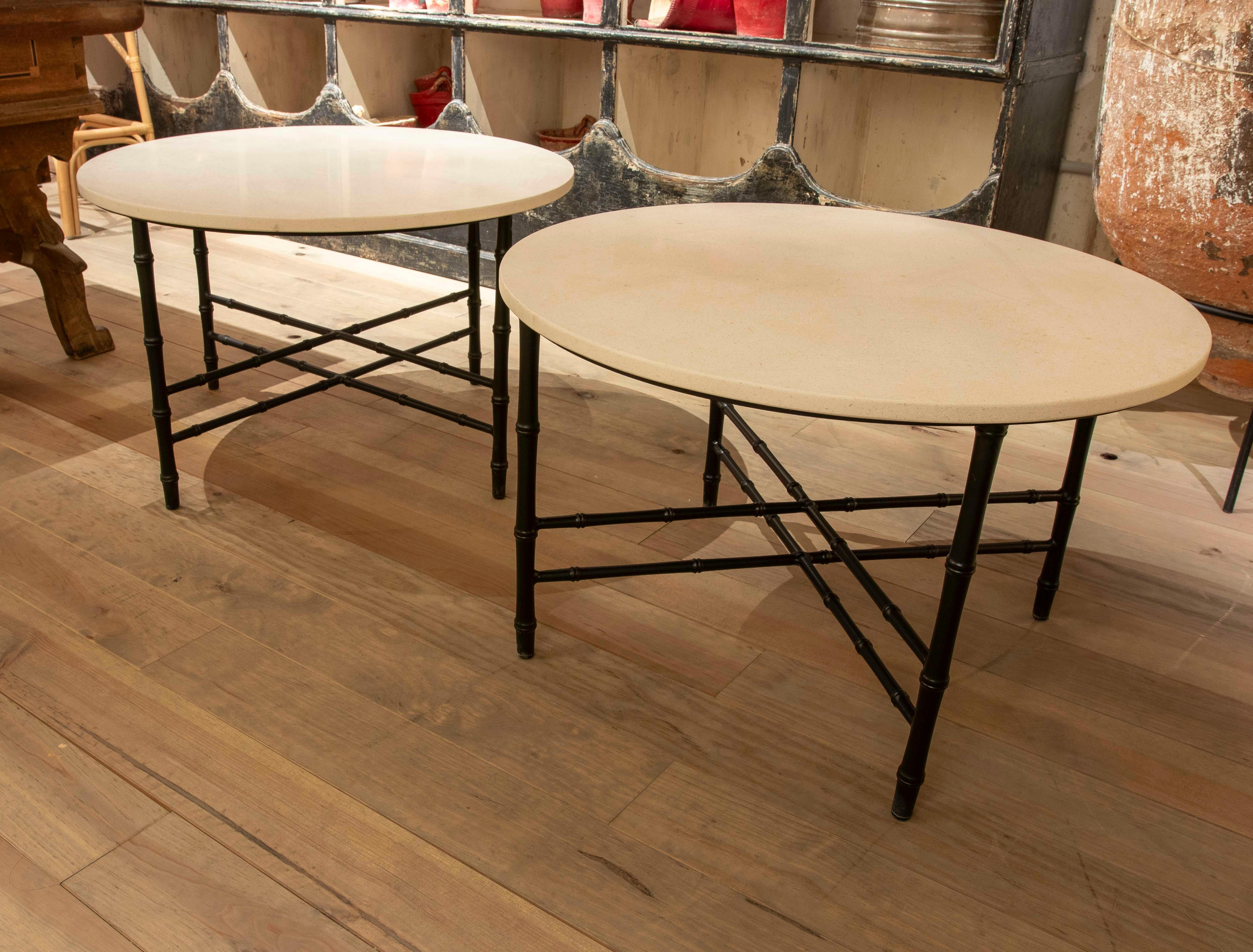 Espagnol Paire de tables d'appoint avec pieds en fer imitation bambou et plateau en marbre calcaire en vente