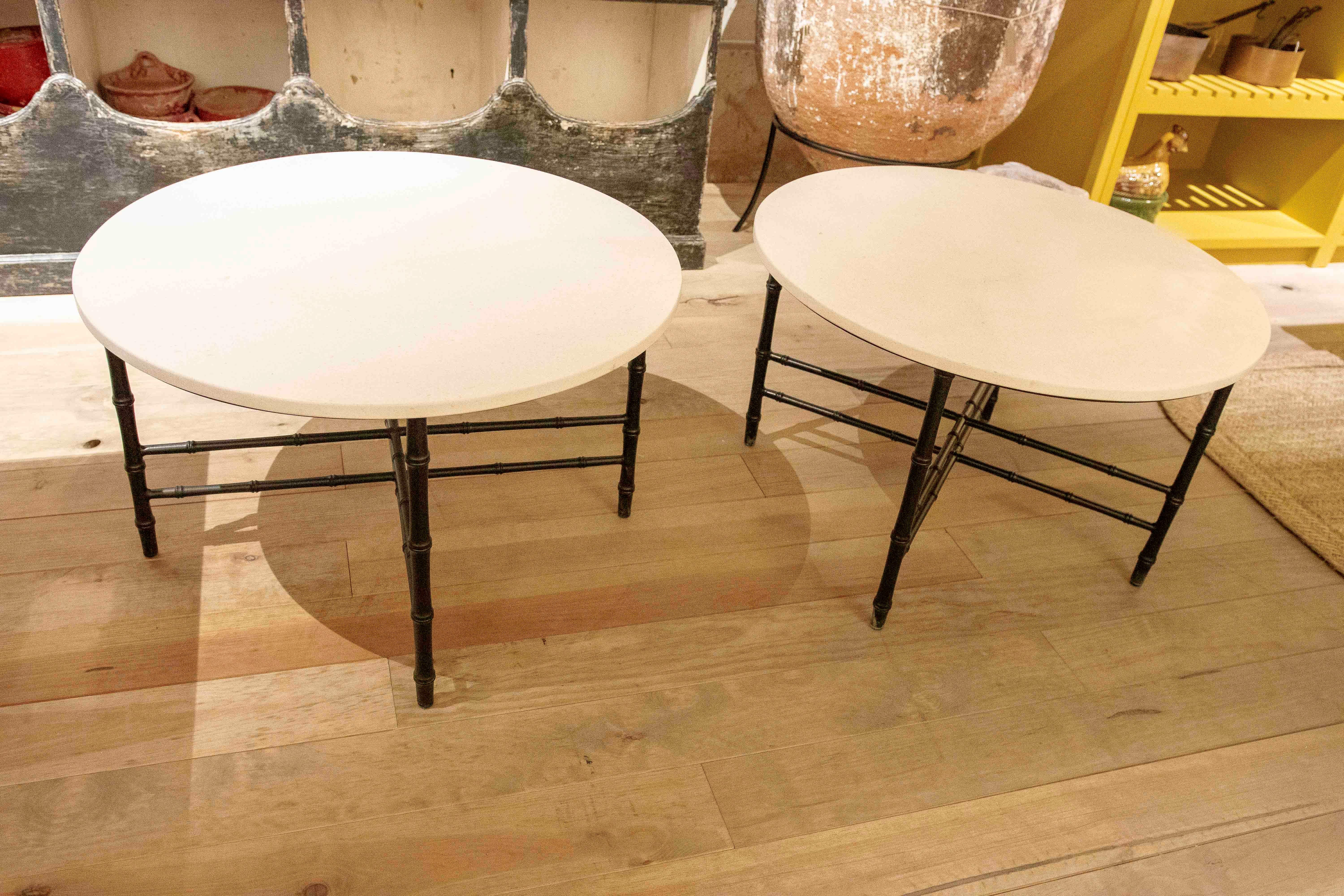 Paire de tables d'appoint avec pieds en fer imitation bambou et plateau en marbre calcaire Bon état - En vente à Marbella, ES