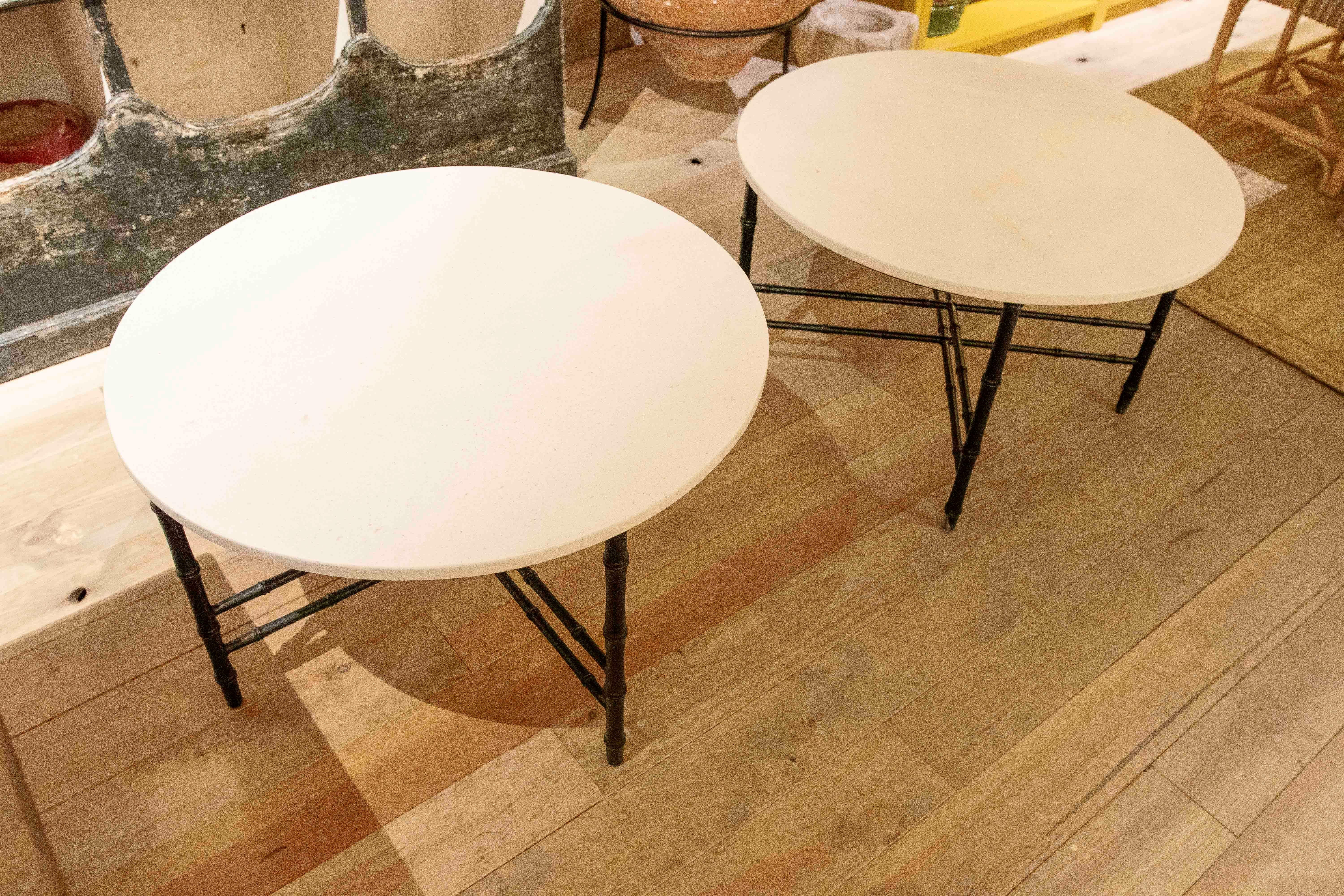 20ième siècle Paire de tables d'appoint avec pieds en fer imitation bambou et plateau en marbre calcaire en vente
