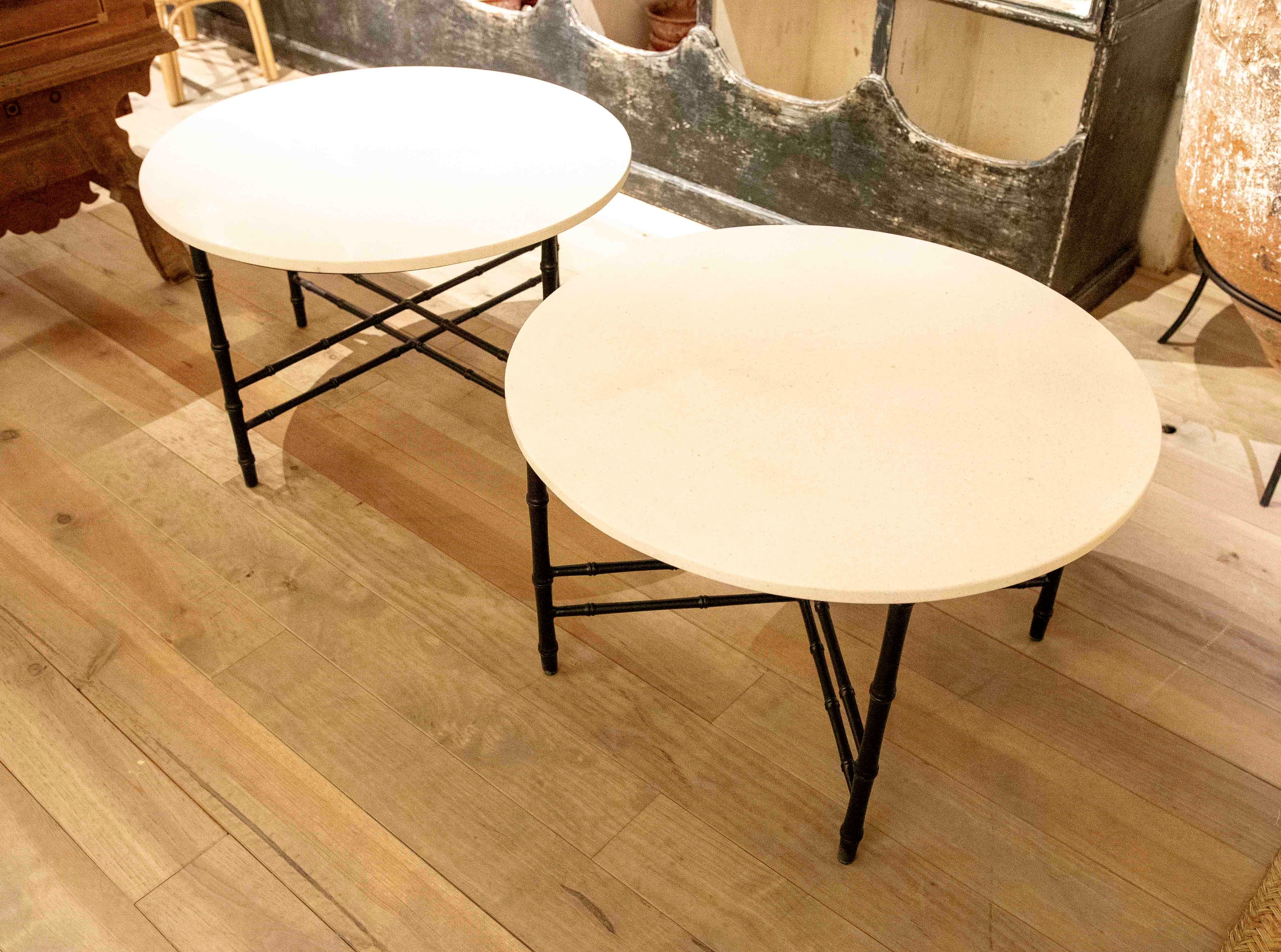Fer Paire de tables d'appoint avec pieds en fer imitation bambou et plateau en marbre calcaire en vente