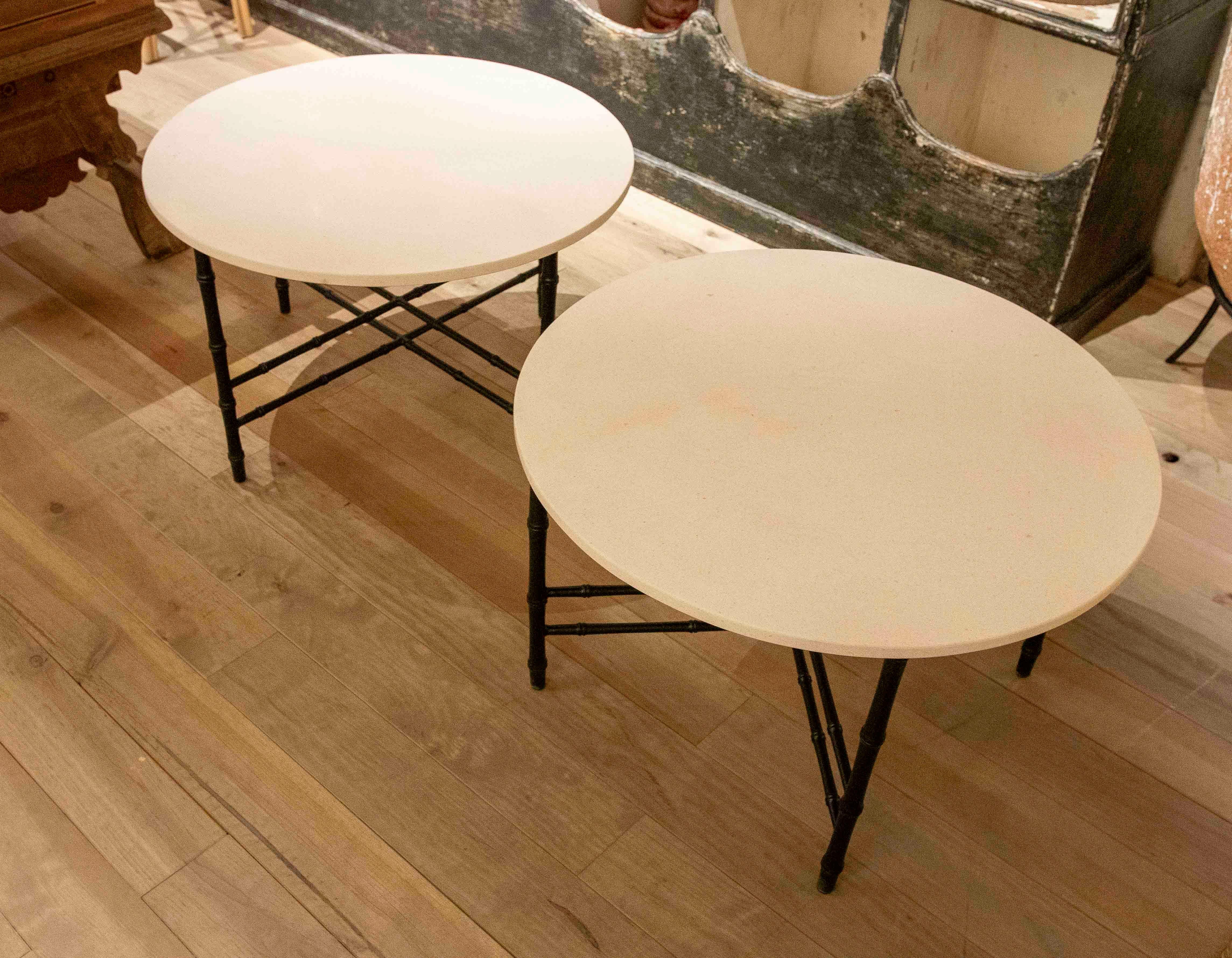 Paire de tables d'appoint avec pieds en fer imitation bambou et plateau en marbre calcaire en vente 1