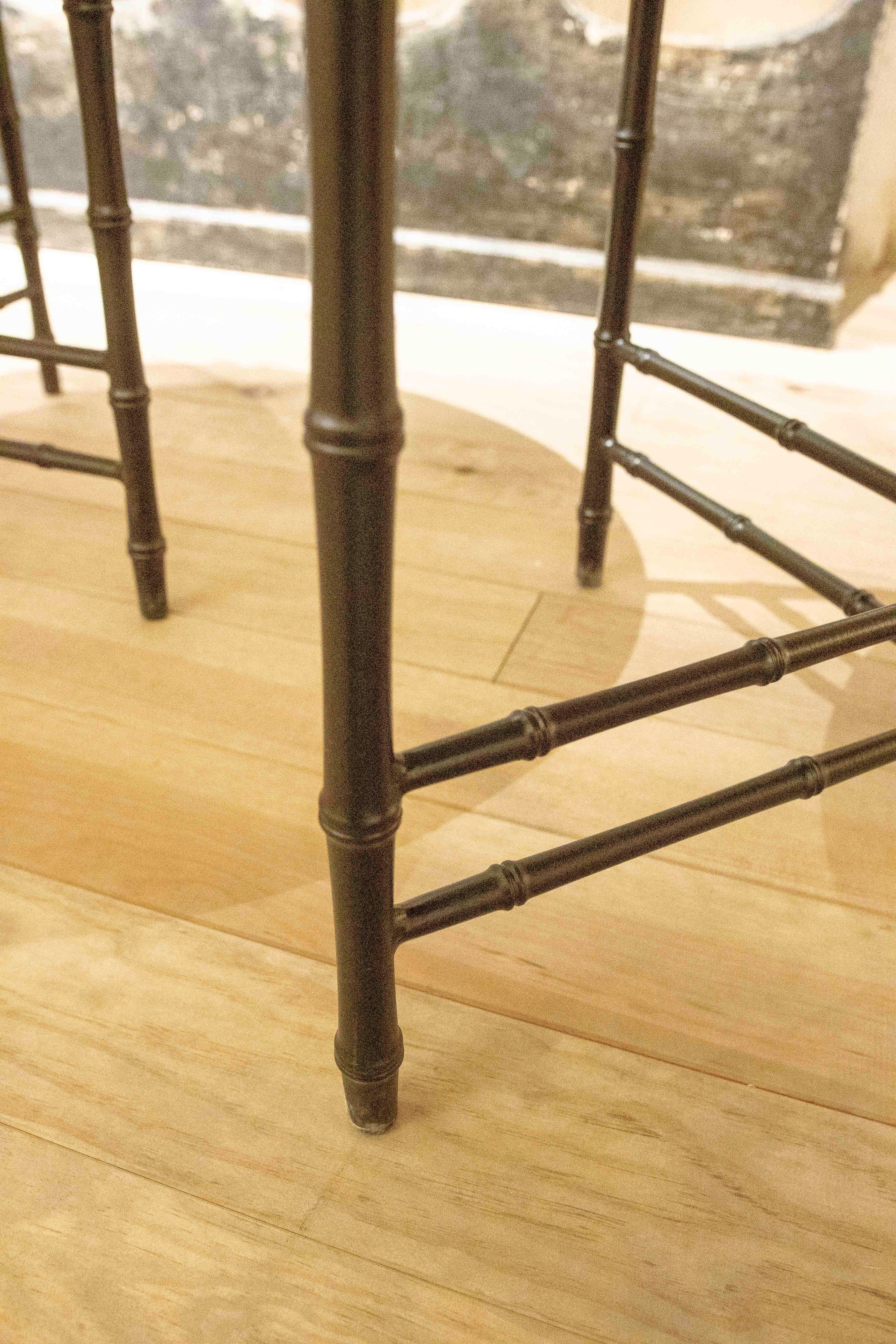 Paire de tables d'appoint avec pieds en fer imitation bambou et plateau en marbre calcaire en vente 3