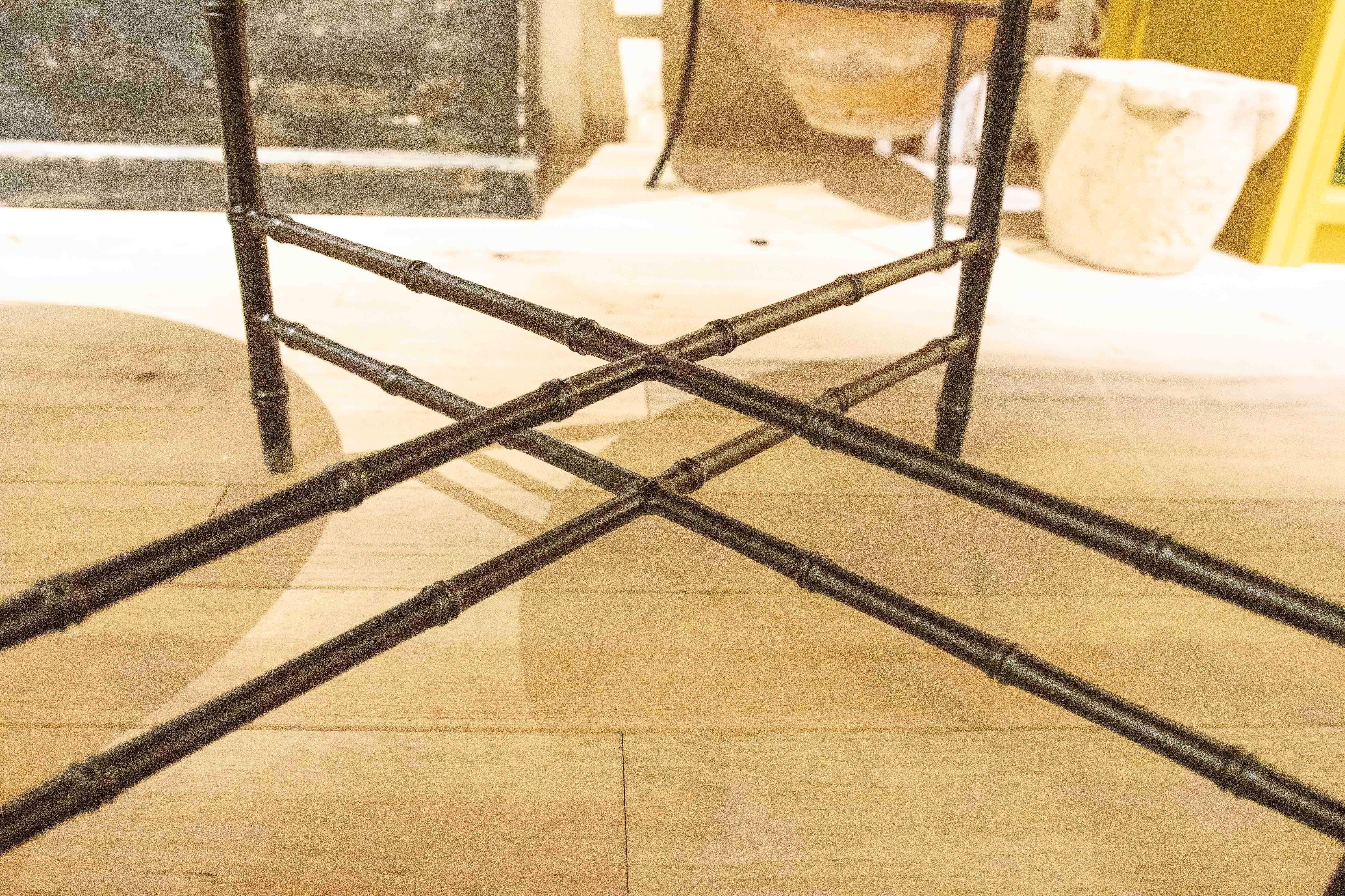 Paire de tables d'appoint avec pieds en fer imitation bambou et plateau en marbre calcaire en vente 4