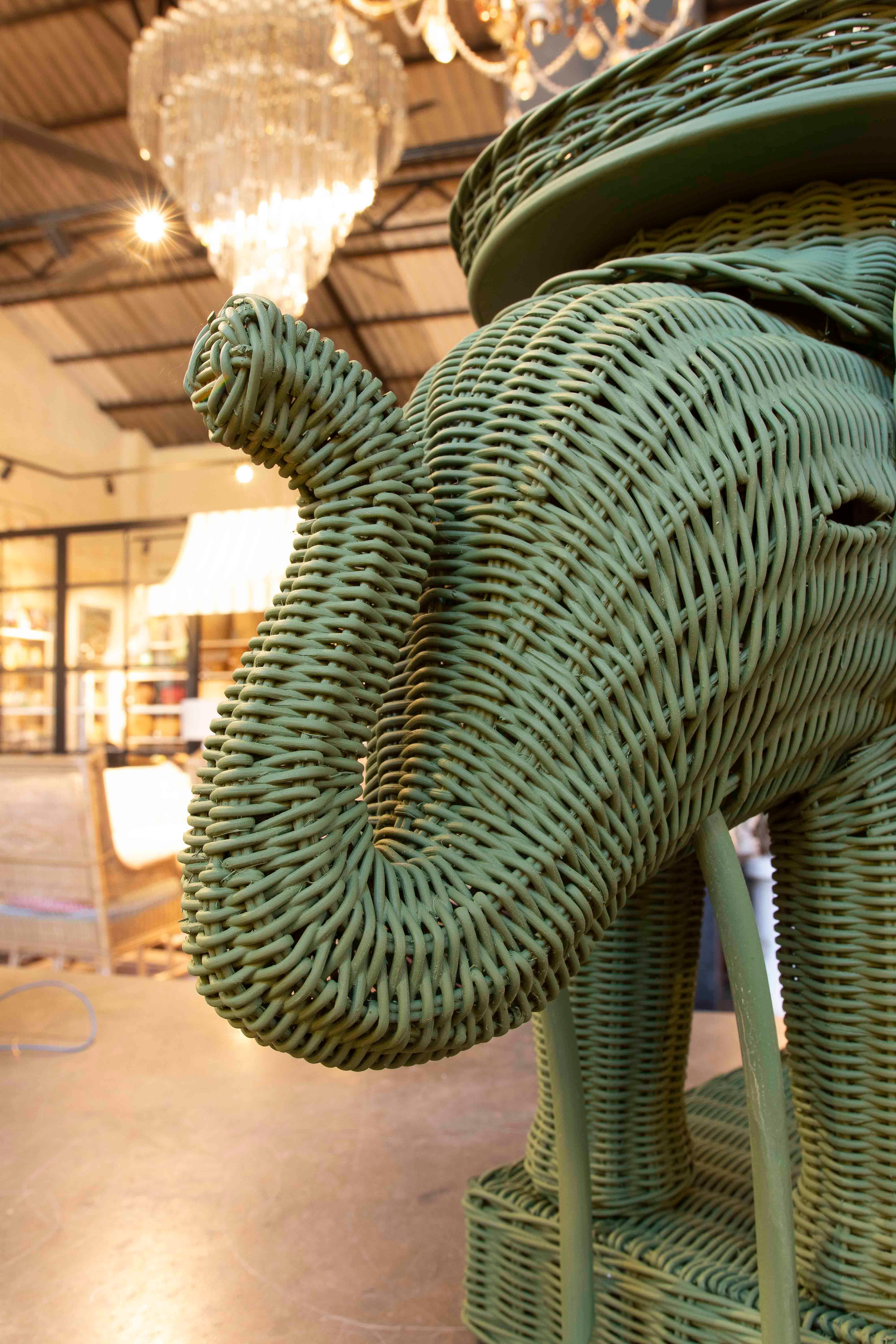 Pareja de mesas auxiliares con diseño de elefante en mimbre verde en venta 3