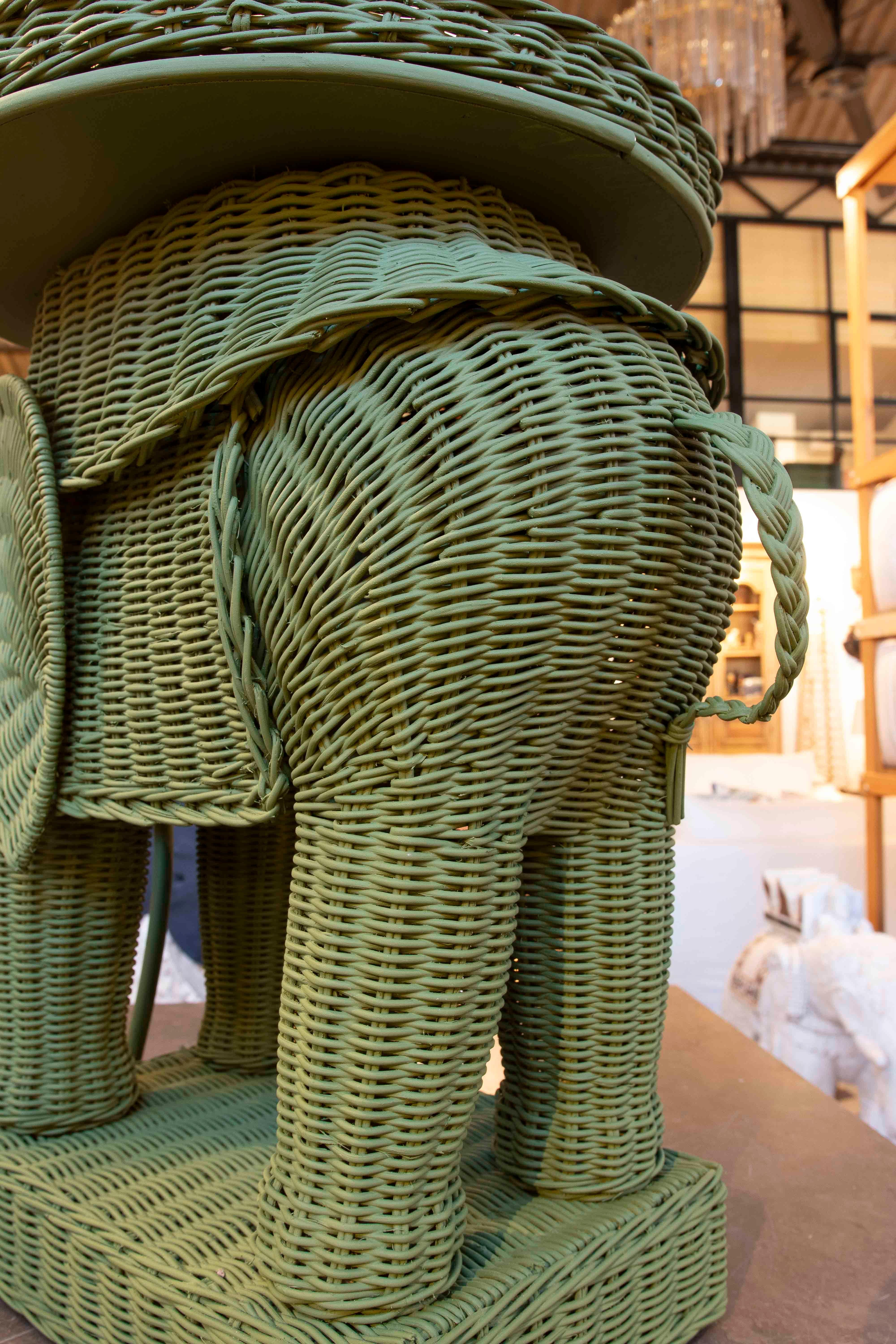 Pareja de mesas auxiliares con diseño de elefante en mimbre verde en venta 4