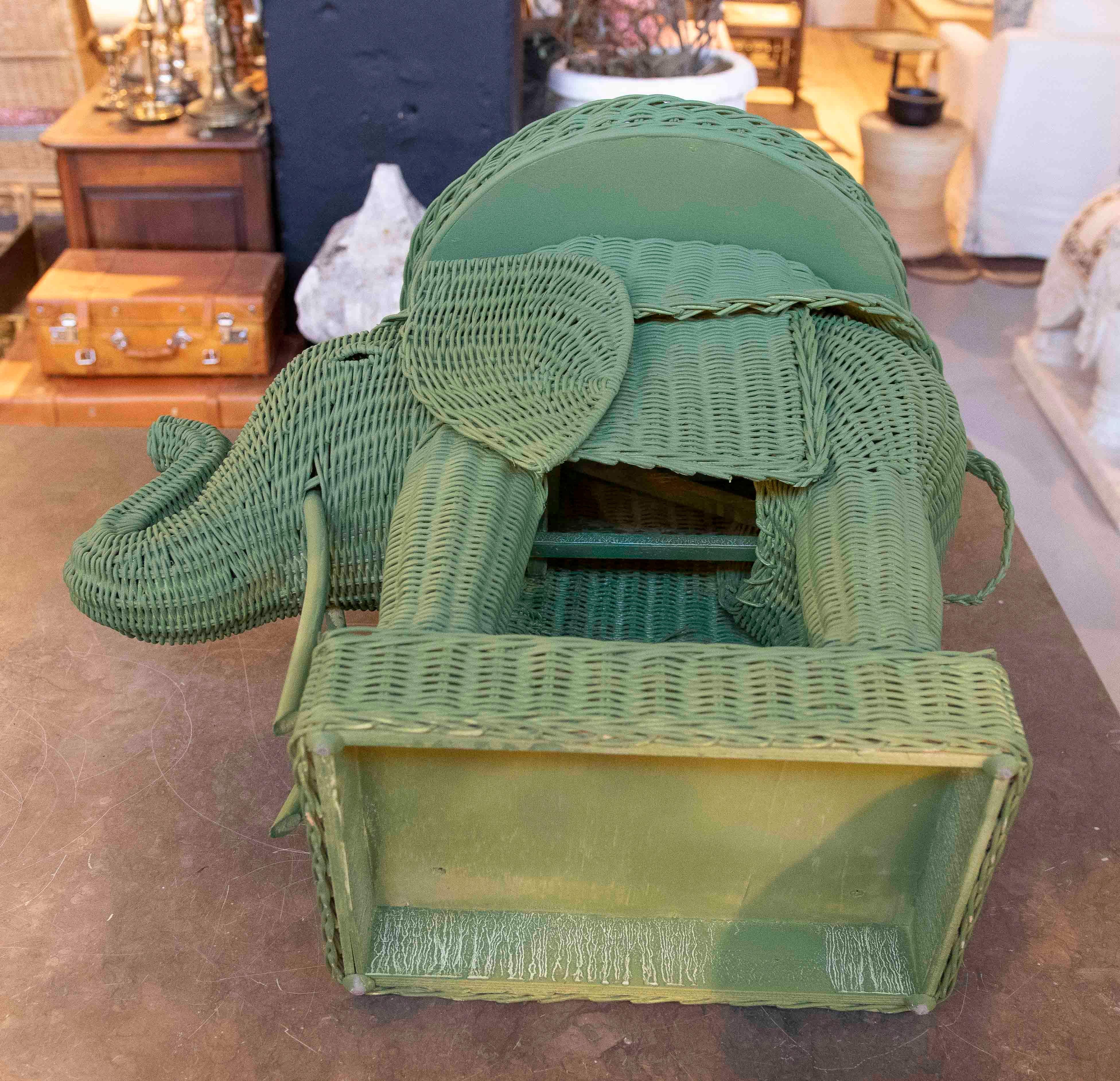 Pareja de mesas auxiliares con diseño de elefante en mimbre verde en venta 6