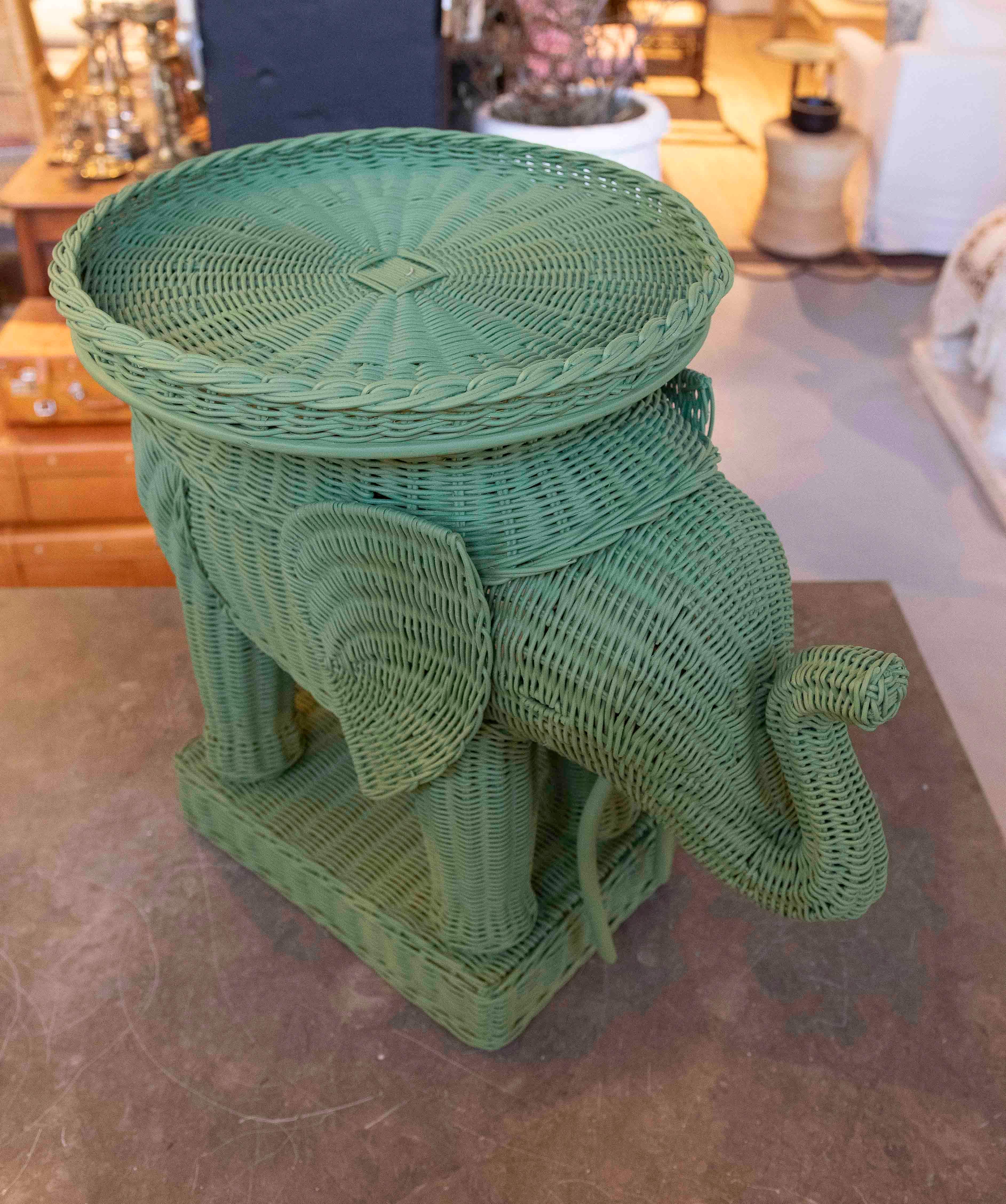 Este conjunto único de mesas destaca por su diseño tridimensional, que combina la funcionalidad con un toque lúdico y artesanal. Las tapas redondas finamente trenzadas proporcionan una superficie práctica, mientras que los detalles del cuerpo de los