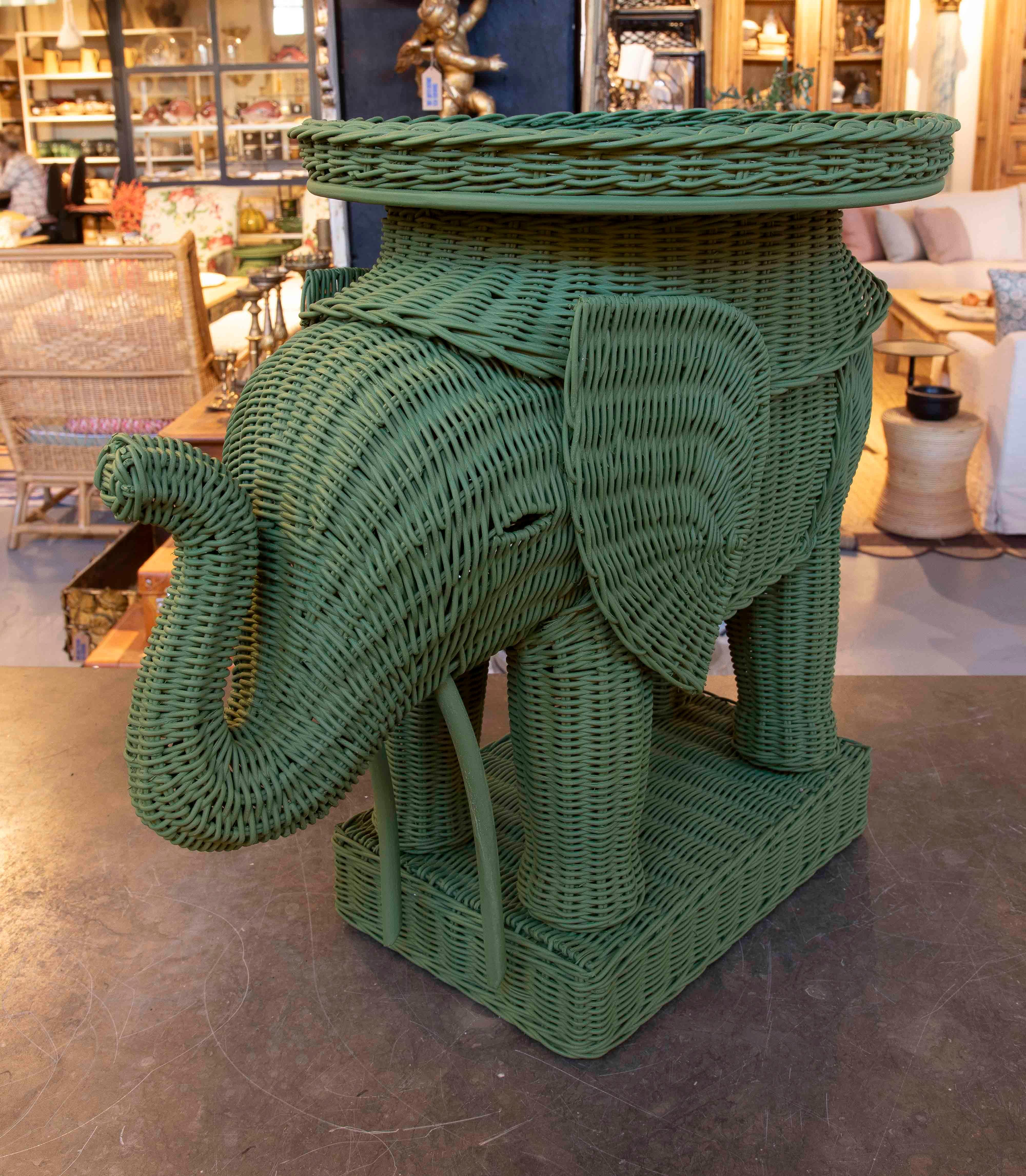 Pareja de mesas auxiliares con diseño de elefante en mimbre verde Pintado a mano en venta