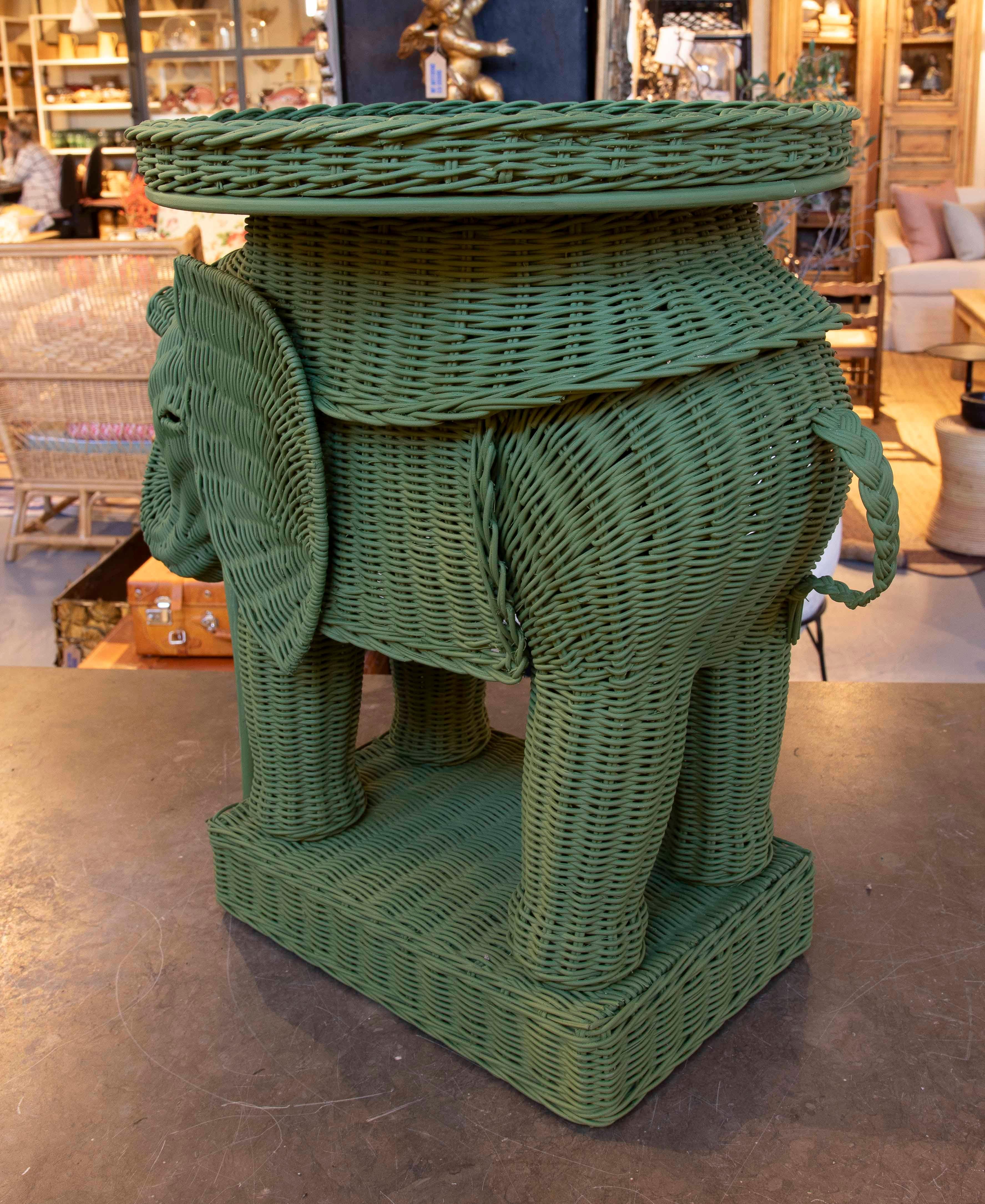 Pareja de mesas auxiliares con diseño de elefante en mimbre verde en Bueno estado para la venta en Marbella, ES