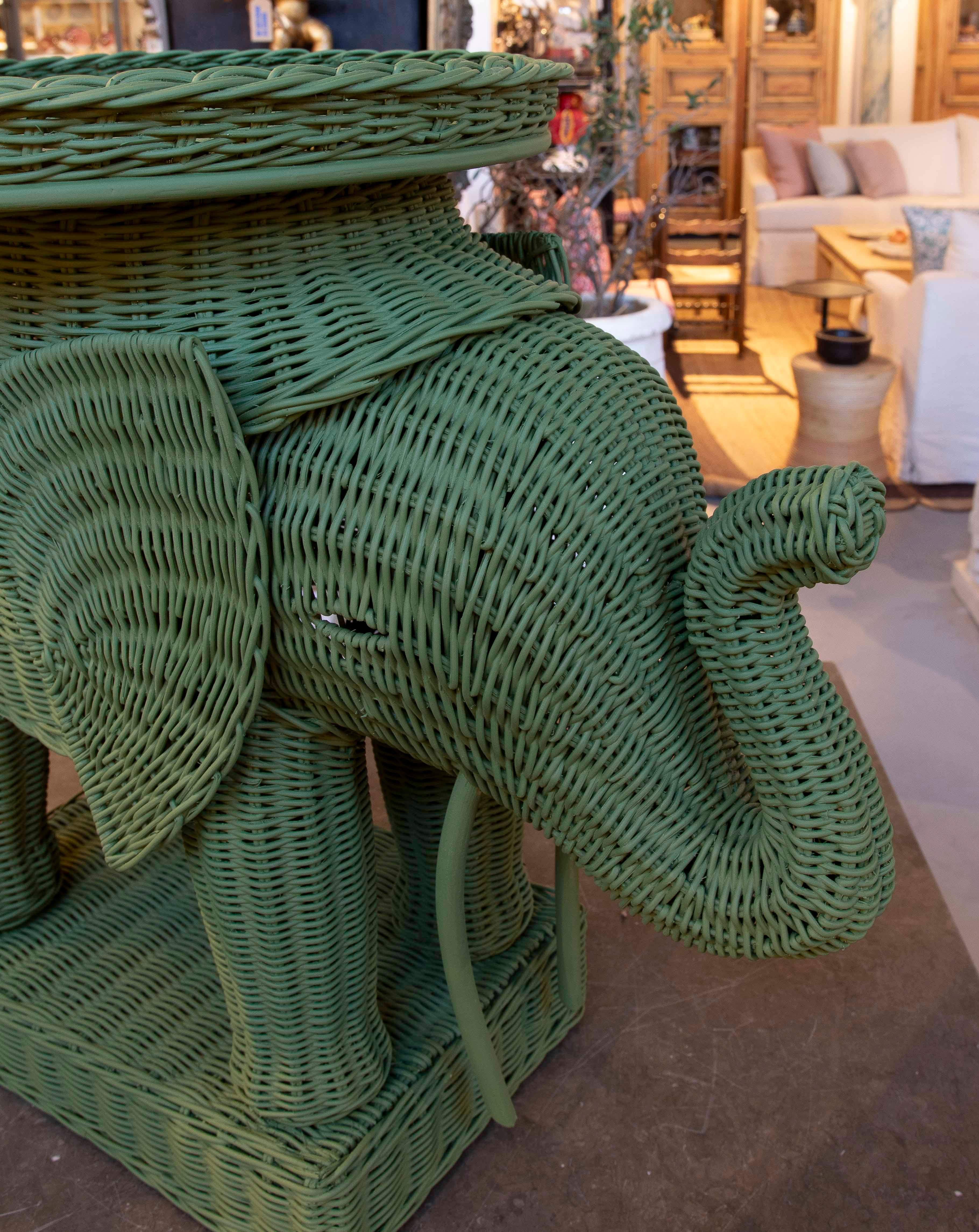 Pareja de mesas auxiliares con diseño de elefante en mimbre verde Mimbre en venta