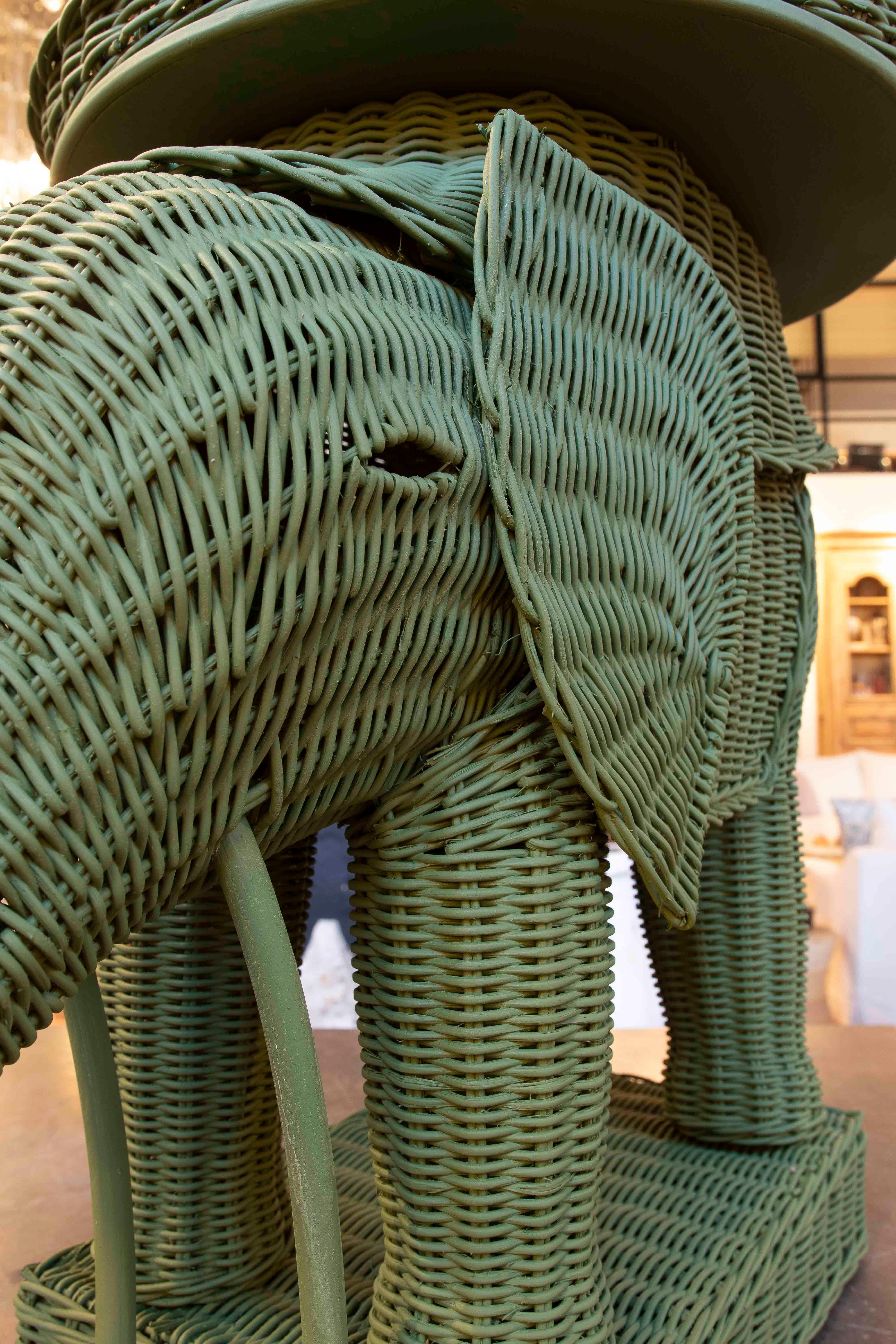 Pareja de mesas auxiliares con diseño de elefante en mimbre verde en venta 2