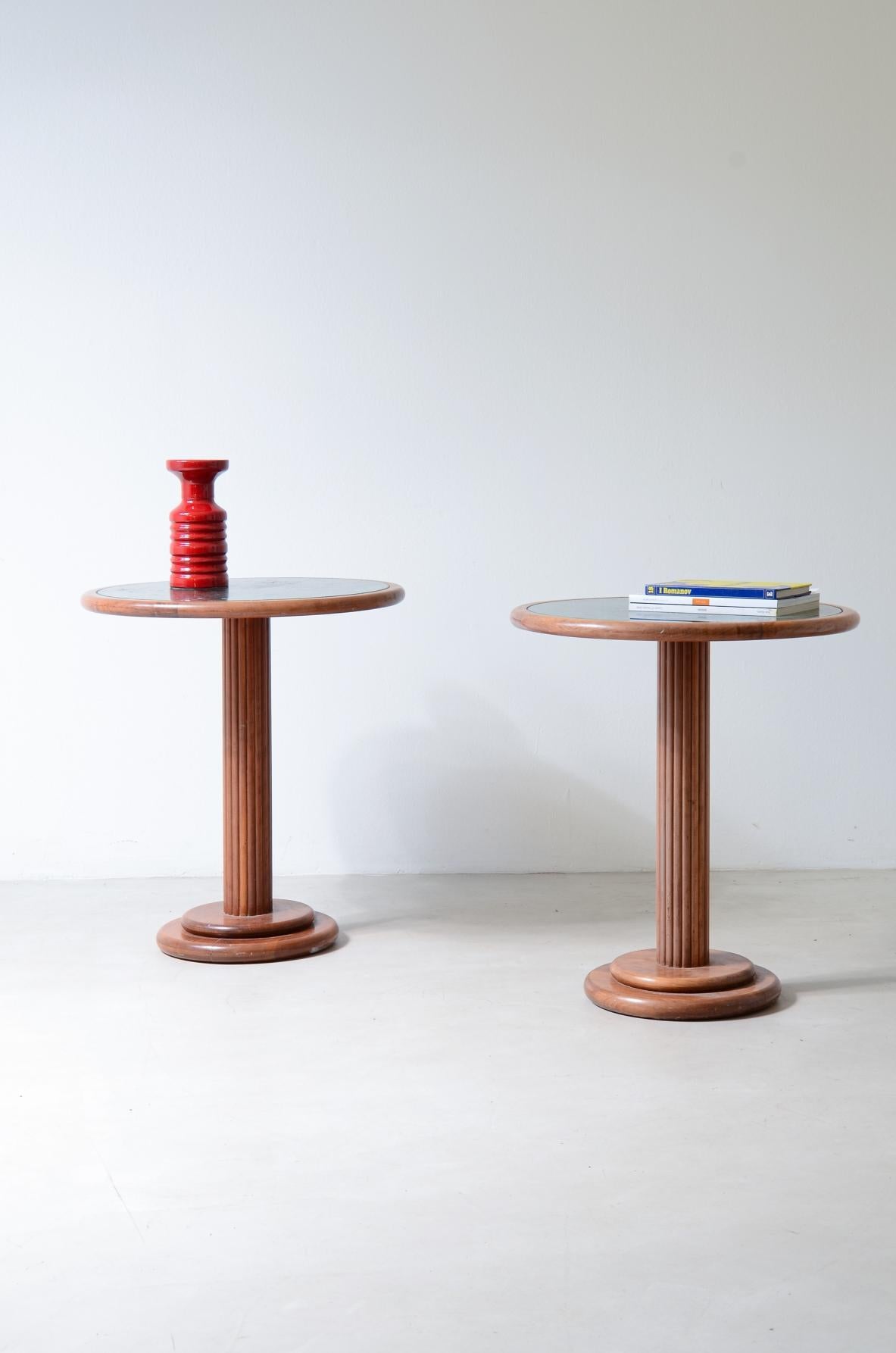 Pair of side tables with turned wooden column and green marble top. In Good Condition In Milano, IT