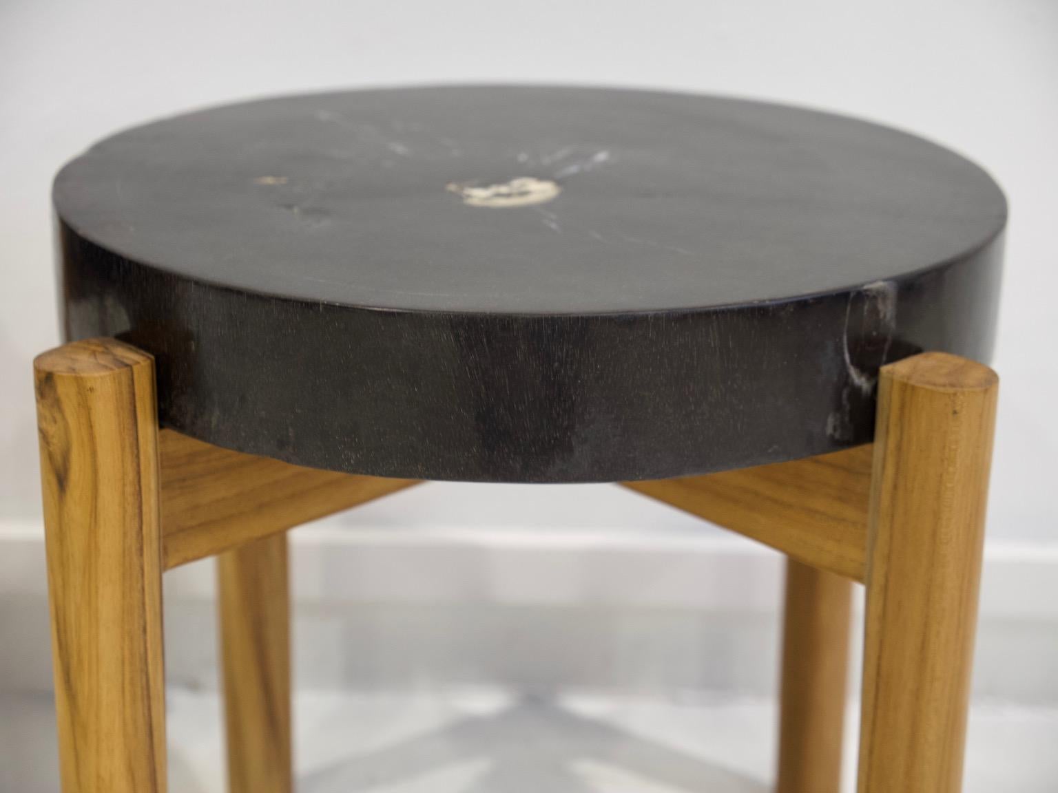 Pair of Side Tables with Wooden Feet and Dark Petrified Wood Top In New Condition In Madrid, ES
