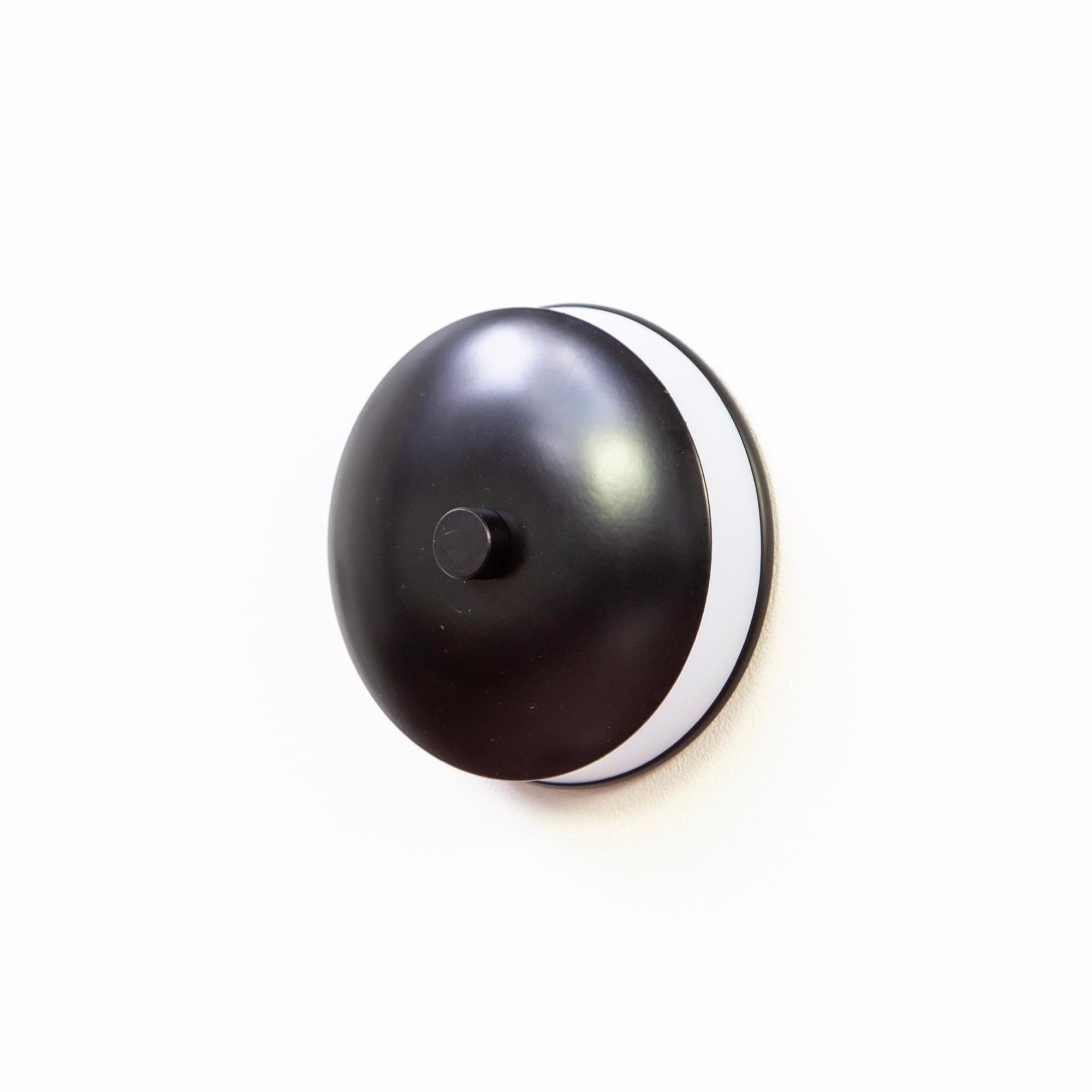 Metallo Coppia di lampade da parete laterali di Research.Lighting, piccole, nere, realizzate su ordinazione in vendita