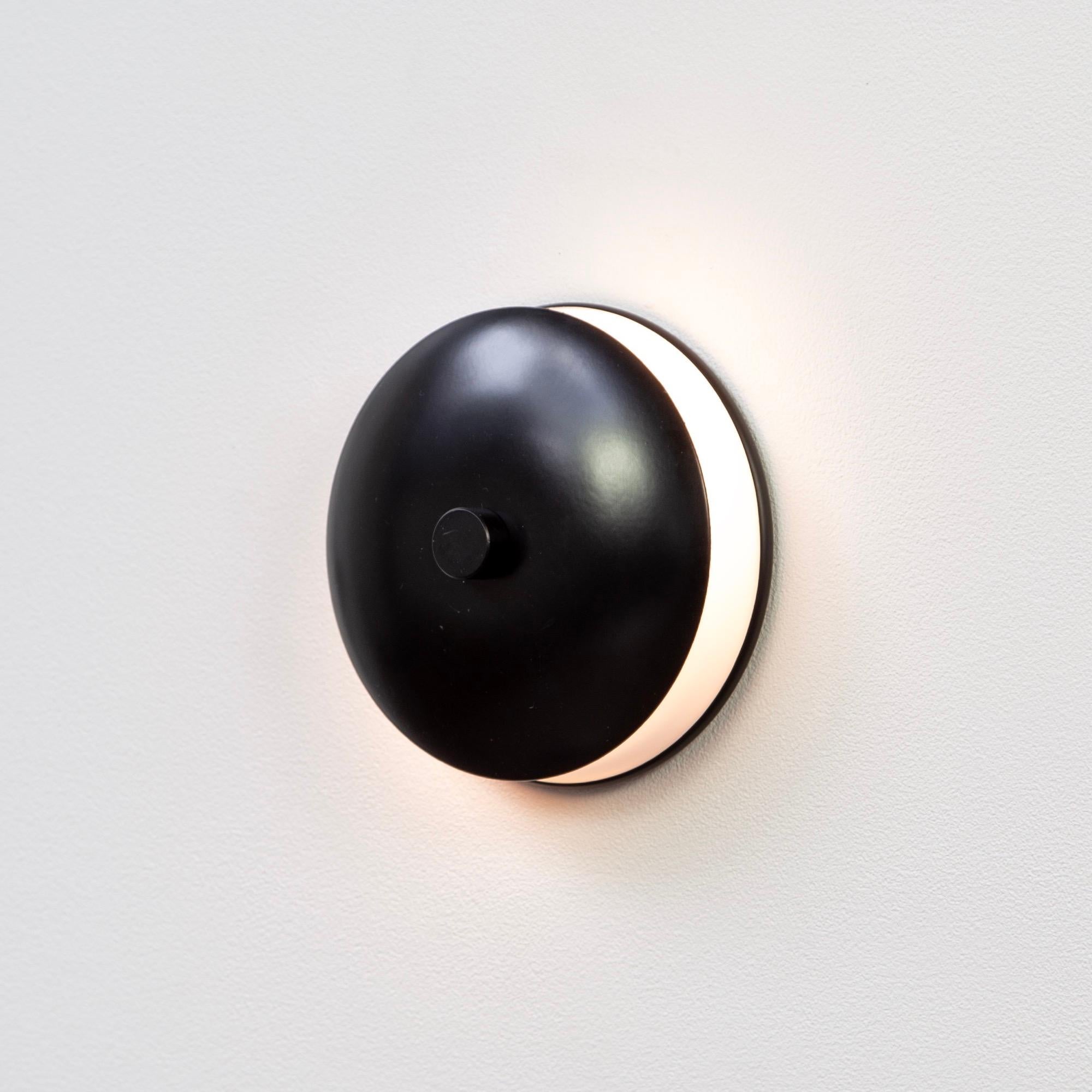 Coppia di lampade da parete laterali di Research.Lighting, piccole, nere, realizzate su ordinazione in vendita 1
