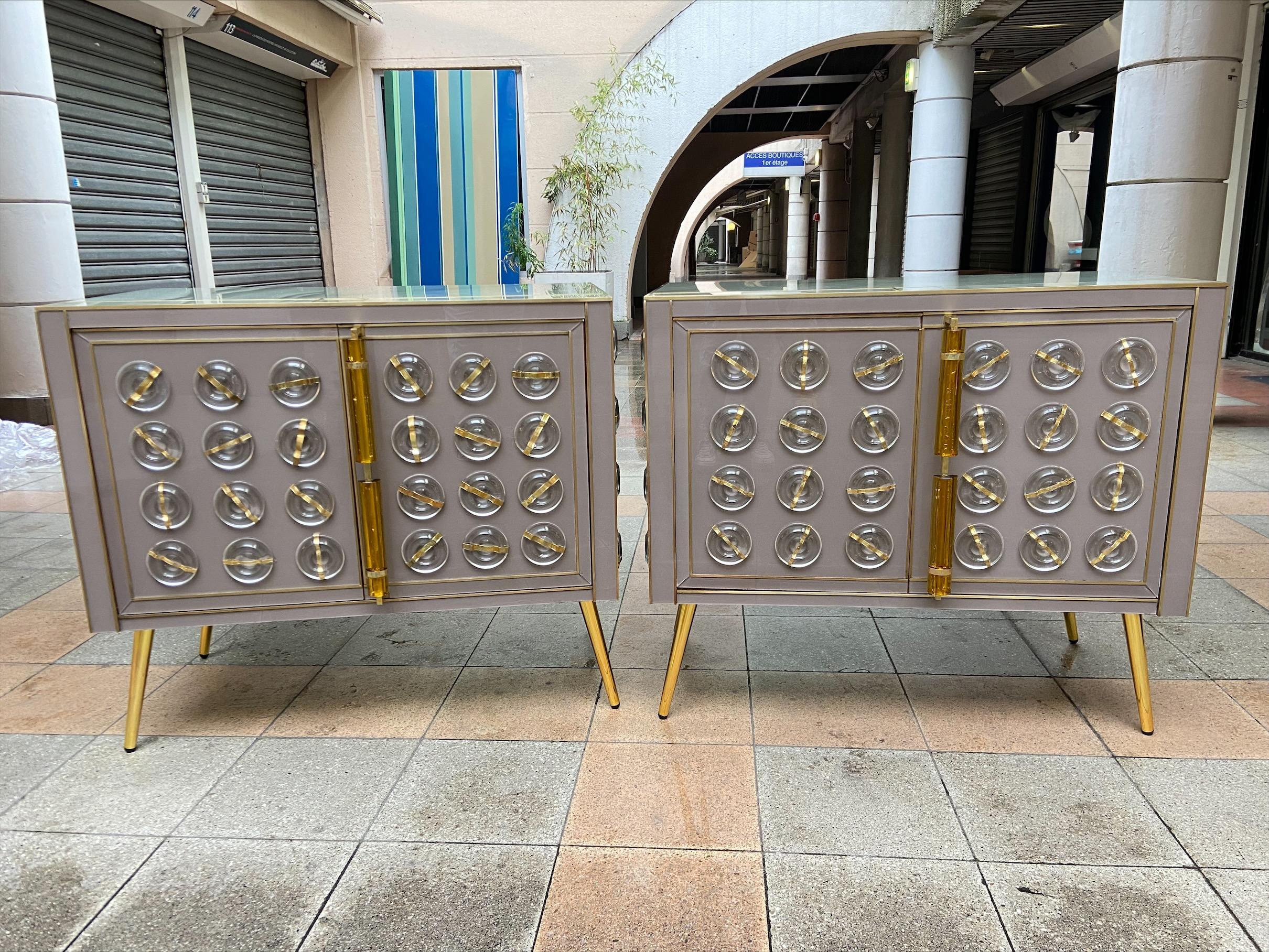 Pair of sideboards/cabinets - Gaetano Sciolari - Circa 1970
Brass and tinted glass
Ornamentation in Murano glass by Gaetano Sciolari
Northern Italy
H80xW90xD50cm

Very good condition.