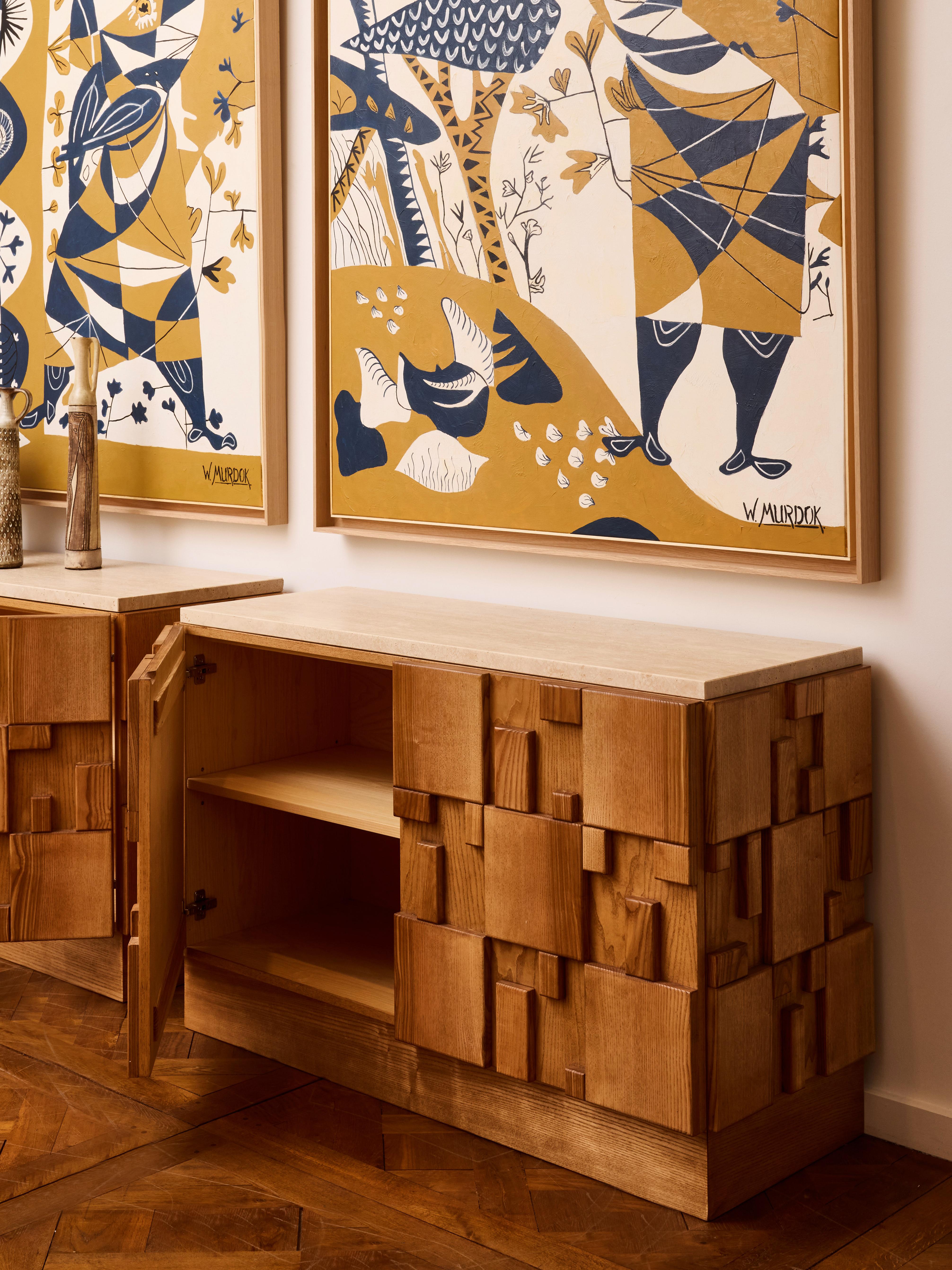 Mid-Century moderno Coppia di credenze in legno e travertino. in vendita