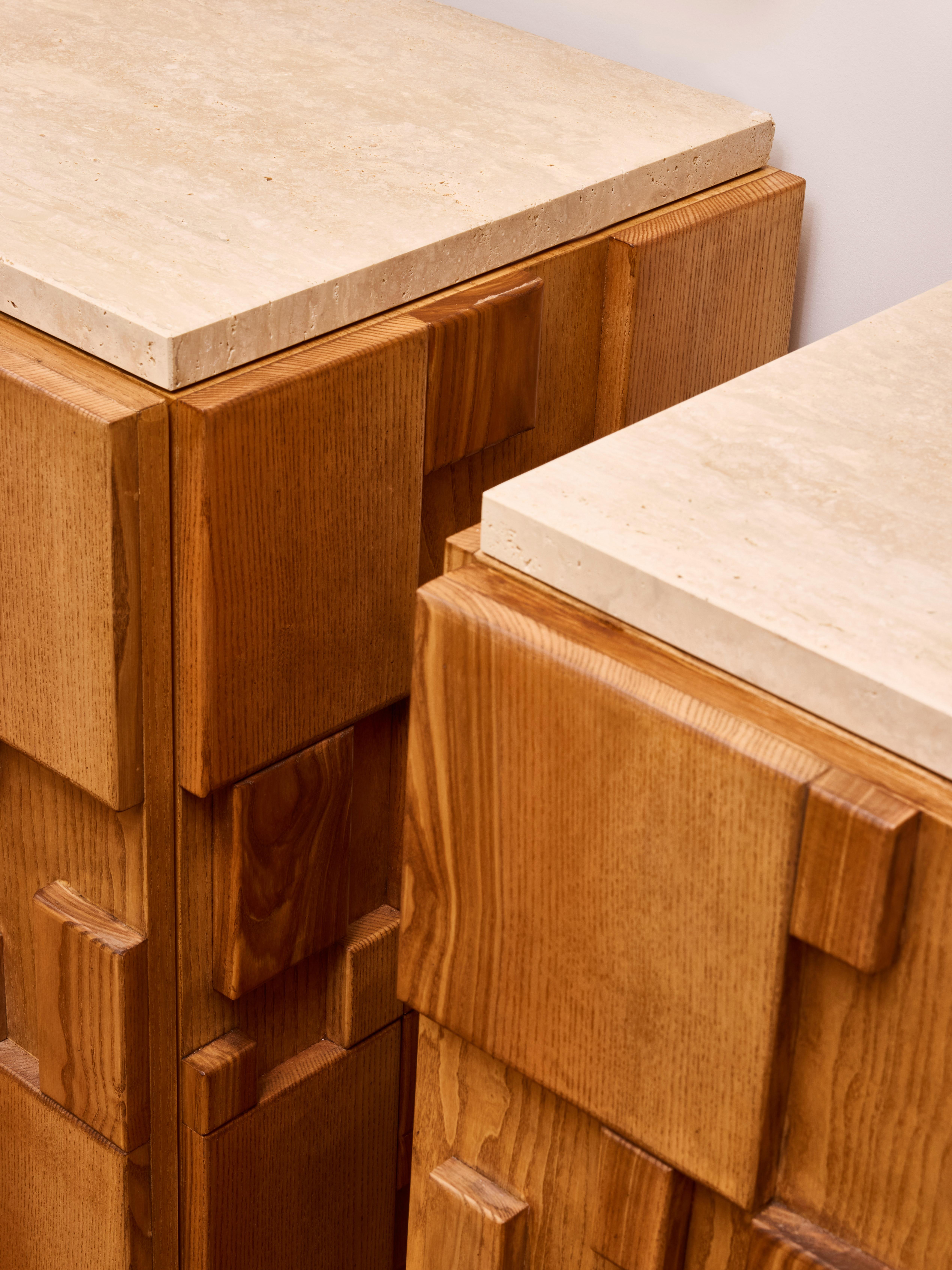 XXI secolo e contemporaneo Coppia di credenze in legno e travertino. in vendita
