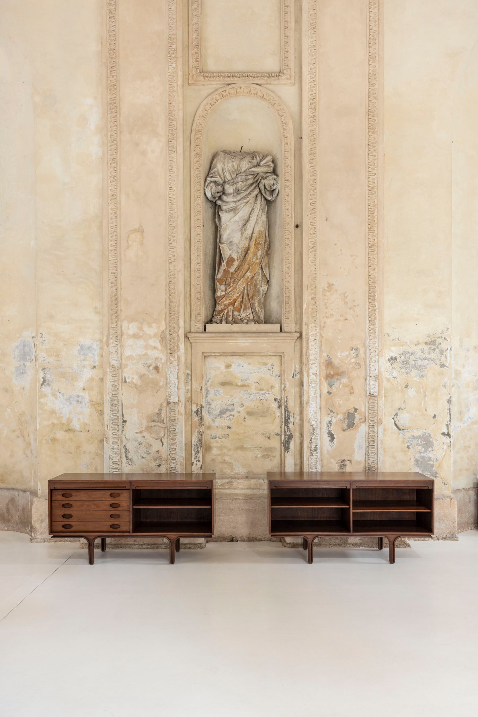 Paar Sideboards, Modelle 503 und 501 von Gianfranco Frattini für Bernini, Italien, 1950er Jahre
Ein seltenes und raffiniertes Paar Anrichten, Modelle 503 und 501, entworfen von Gianfranco Frattini für Bernini in den 1950er Jahren in Italien.
Beide