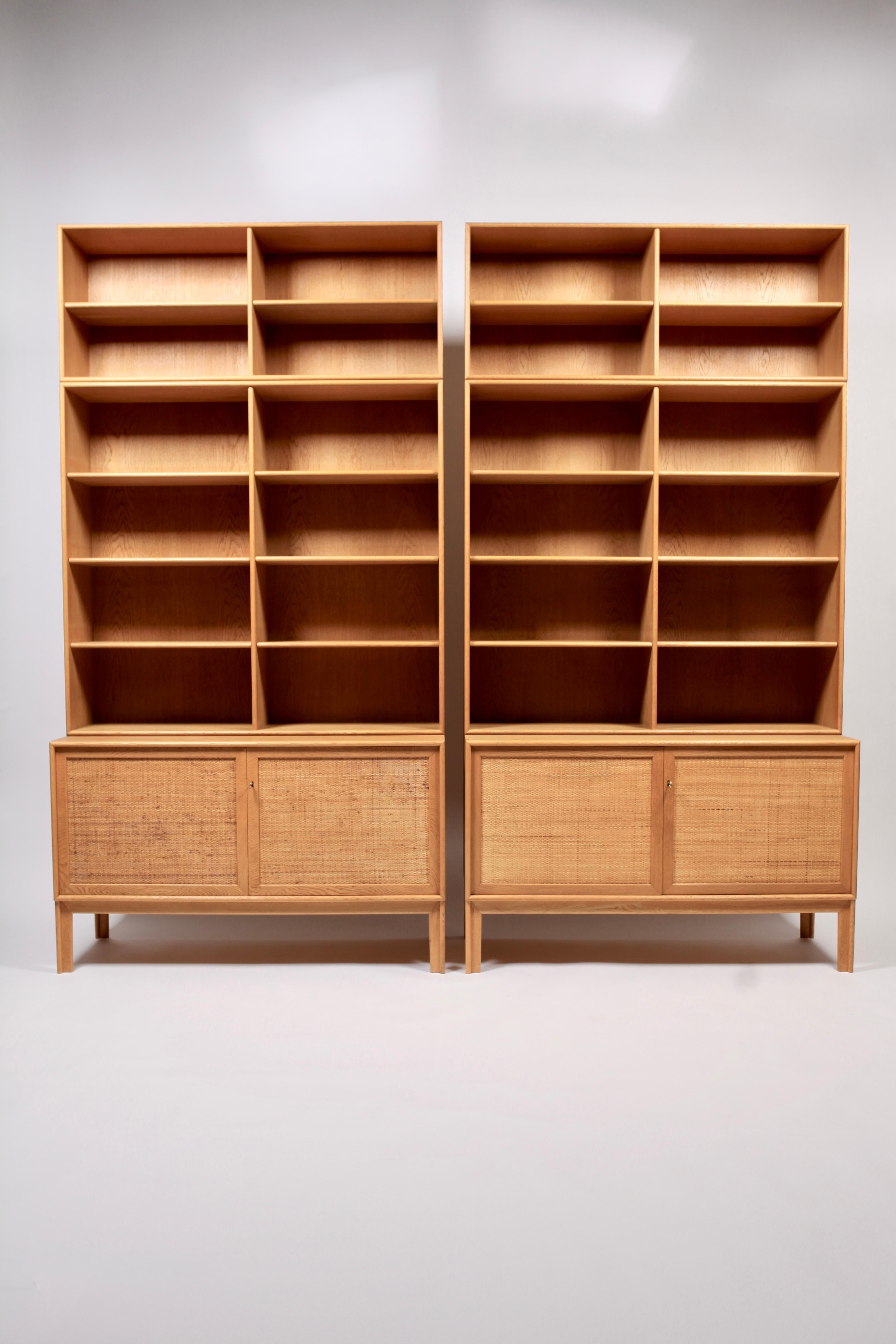 Alf Svensson, sideboards with bookcases, in oak and rattan, manufactured by Bjästa Möbelfabrik in Sweden in 1950s.
Excellent vintage condition with very nice patina and minor signs of usage.
Original keys included.
Interior with shelves and