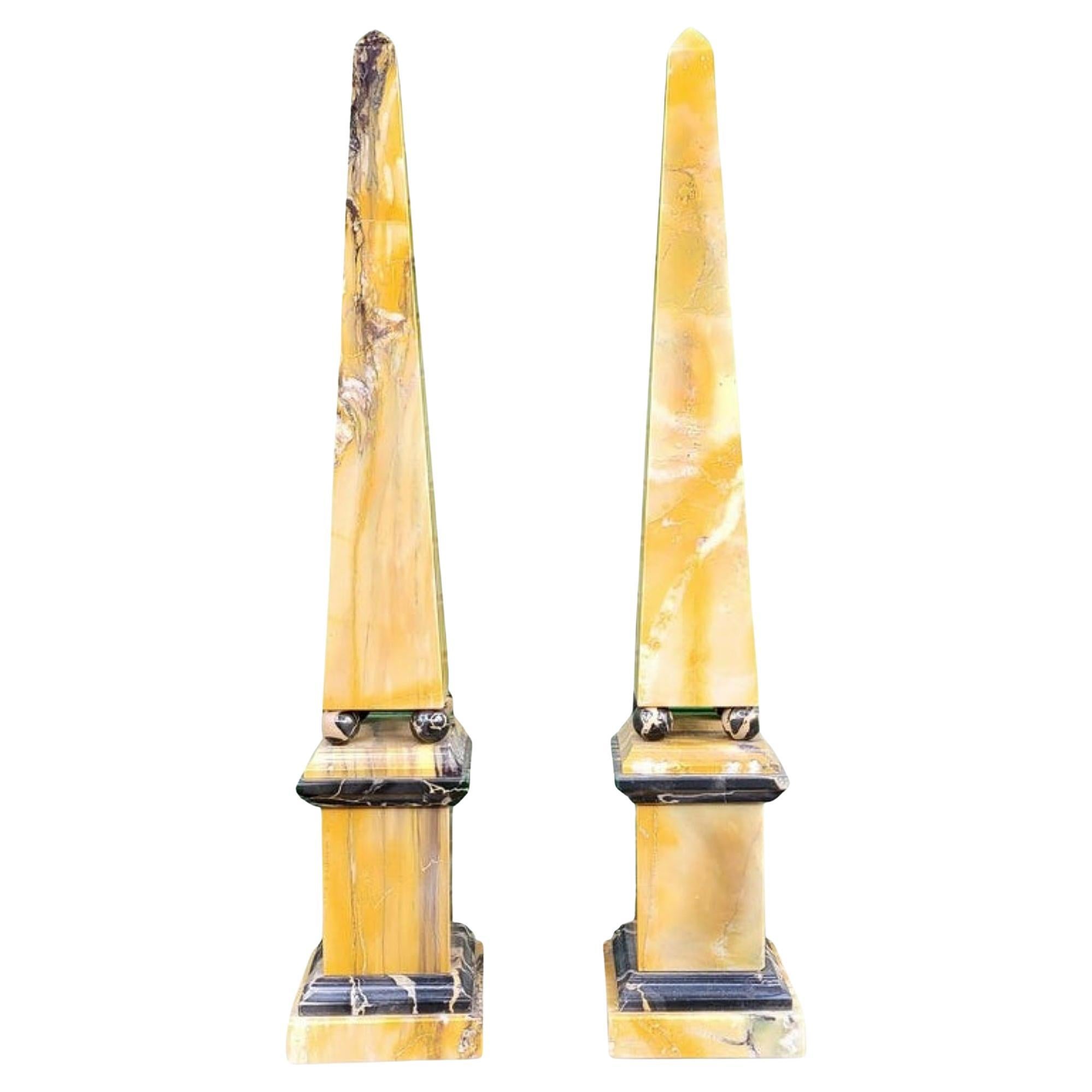 Paire d'obélisques italiens en marbre jaune de Sienne et de Portoro Début du 20e siècle