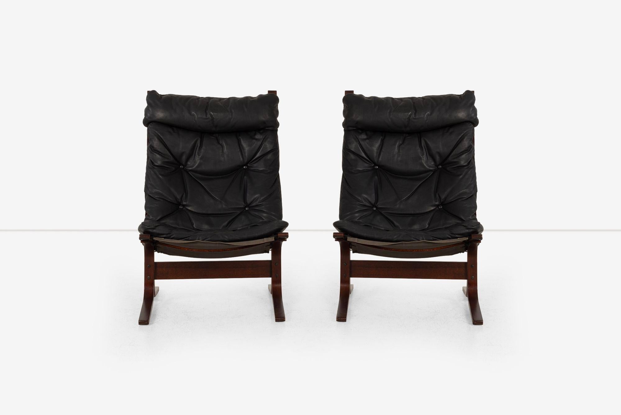 Paire de chaises longues à dossier haut Siesta d'Ingmar Relling pour Westnofa, Norvège, années 1960
Caractéristiques, cadres en teck avec sangles en toile et coussins en cuir boutonné
Signature : Conserve les labels Westnofa Furniture, Made in
