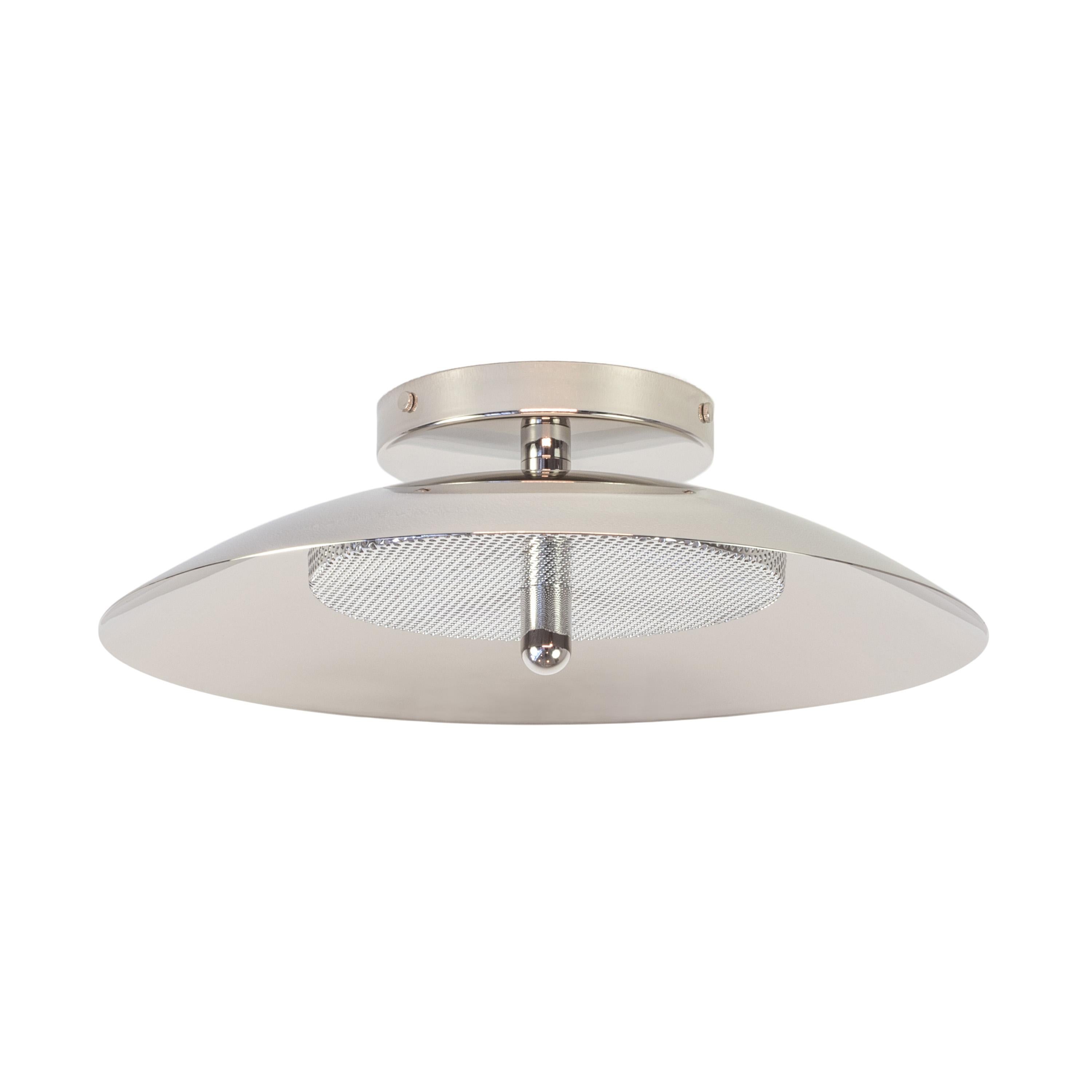 Questo annuncio è per 2 montature da incasso di Souda.
Composta da un paralume in metallo filato che riflette la luce filtrata da un diffusore in metallo perforato, il sottile calore dell'applique di segnale è perfettamente bilanciato dalla sua